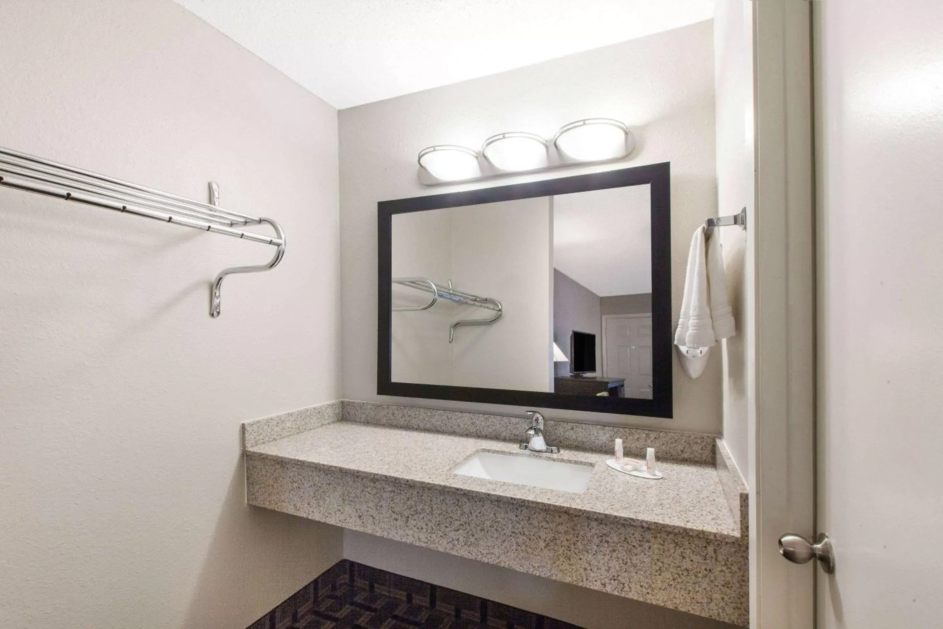 TV and multimedia, Bathroom in Days Inn by Wyndham Ennis