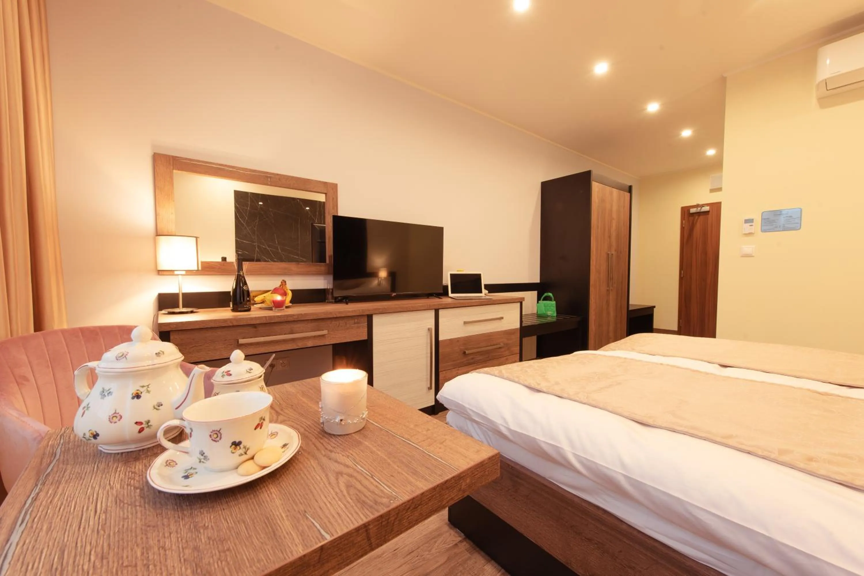 Property building, Bed in Hotel Viktor