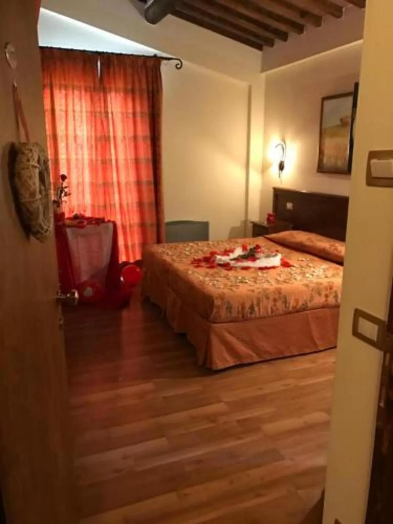 Decorative detail, Bed in Fonte Dei Tufi