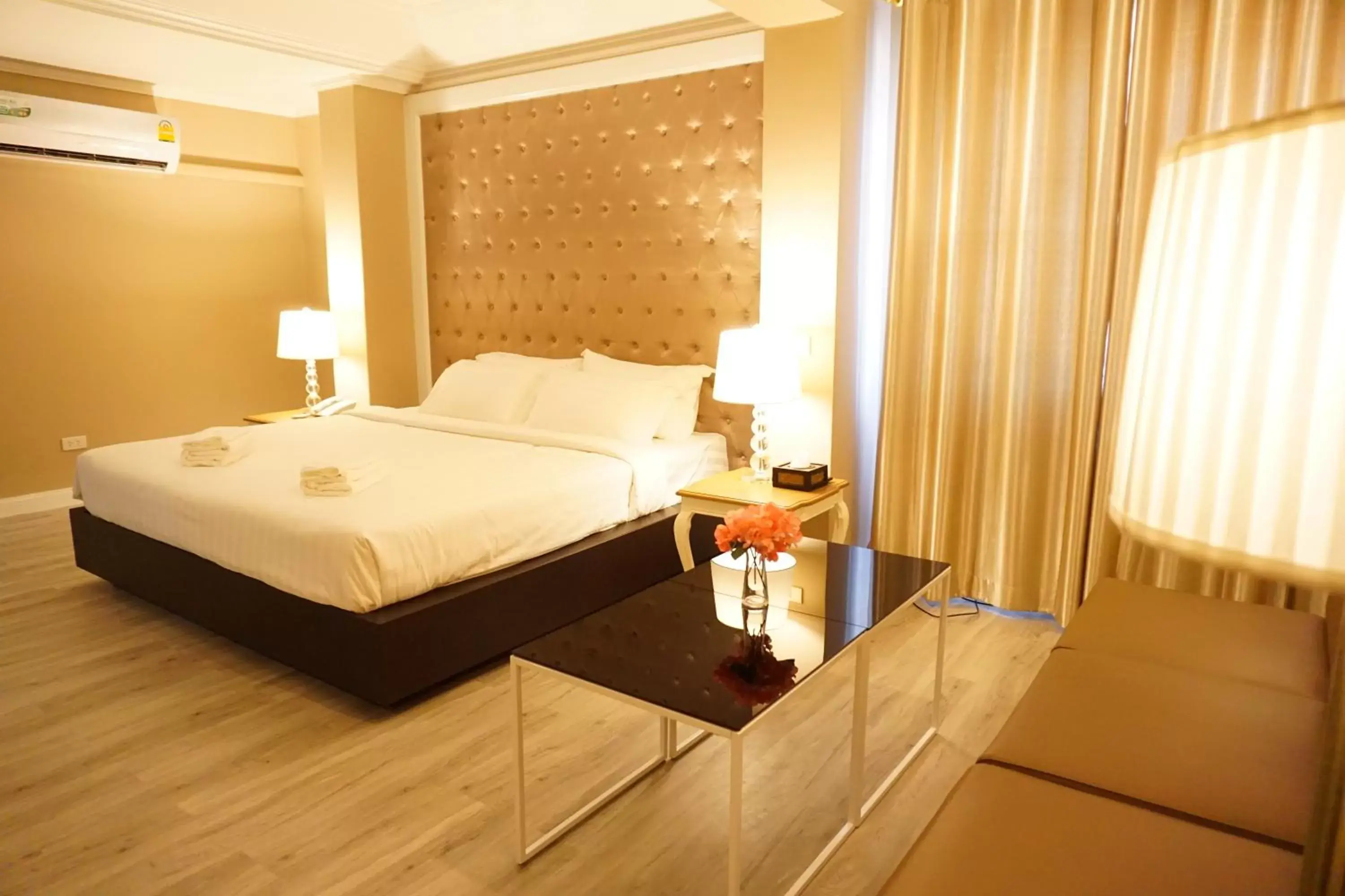 Bed in Taris Art Hotel Phrae