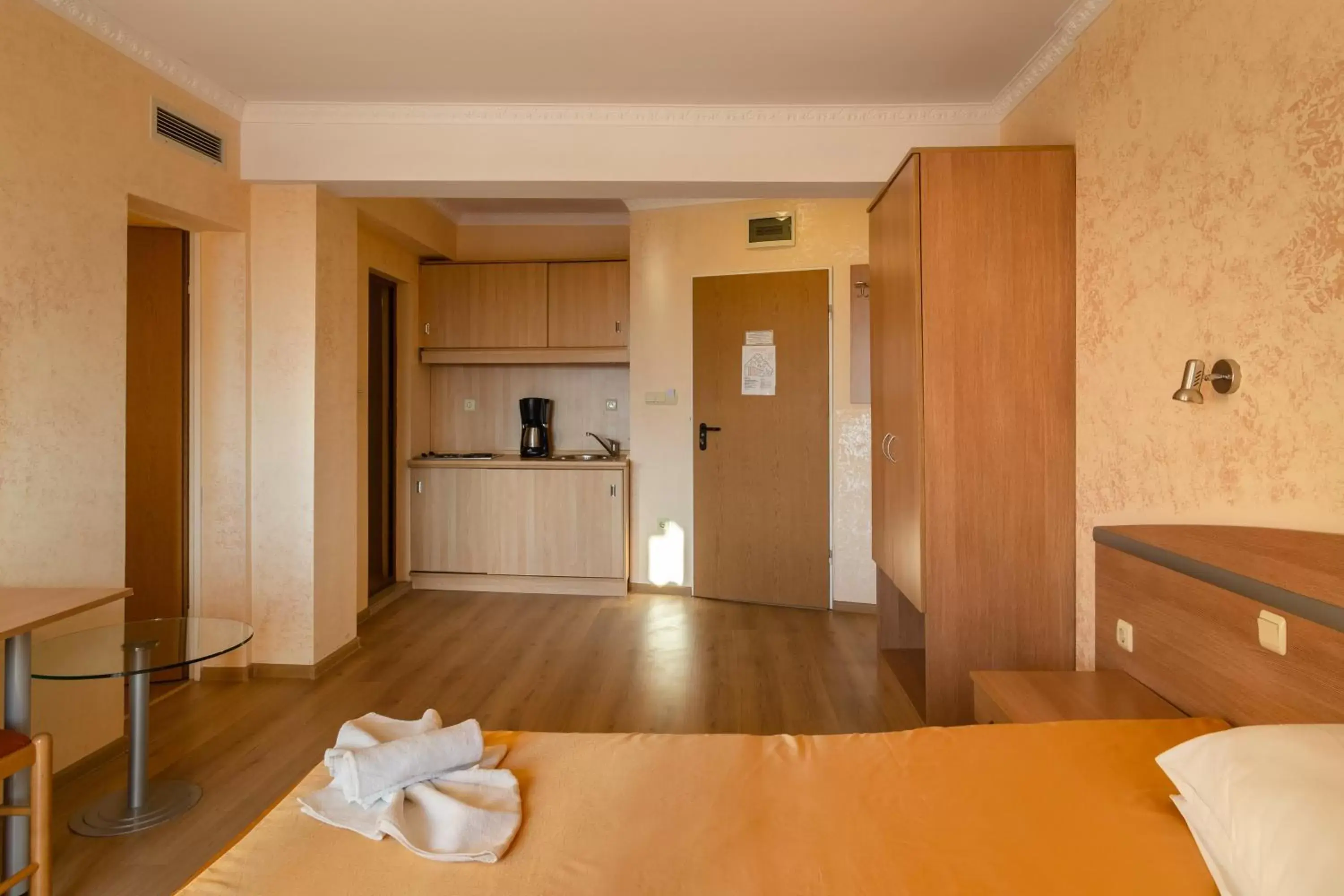 Shower, Kitchen/Kitchenette in Hotel Zeus