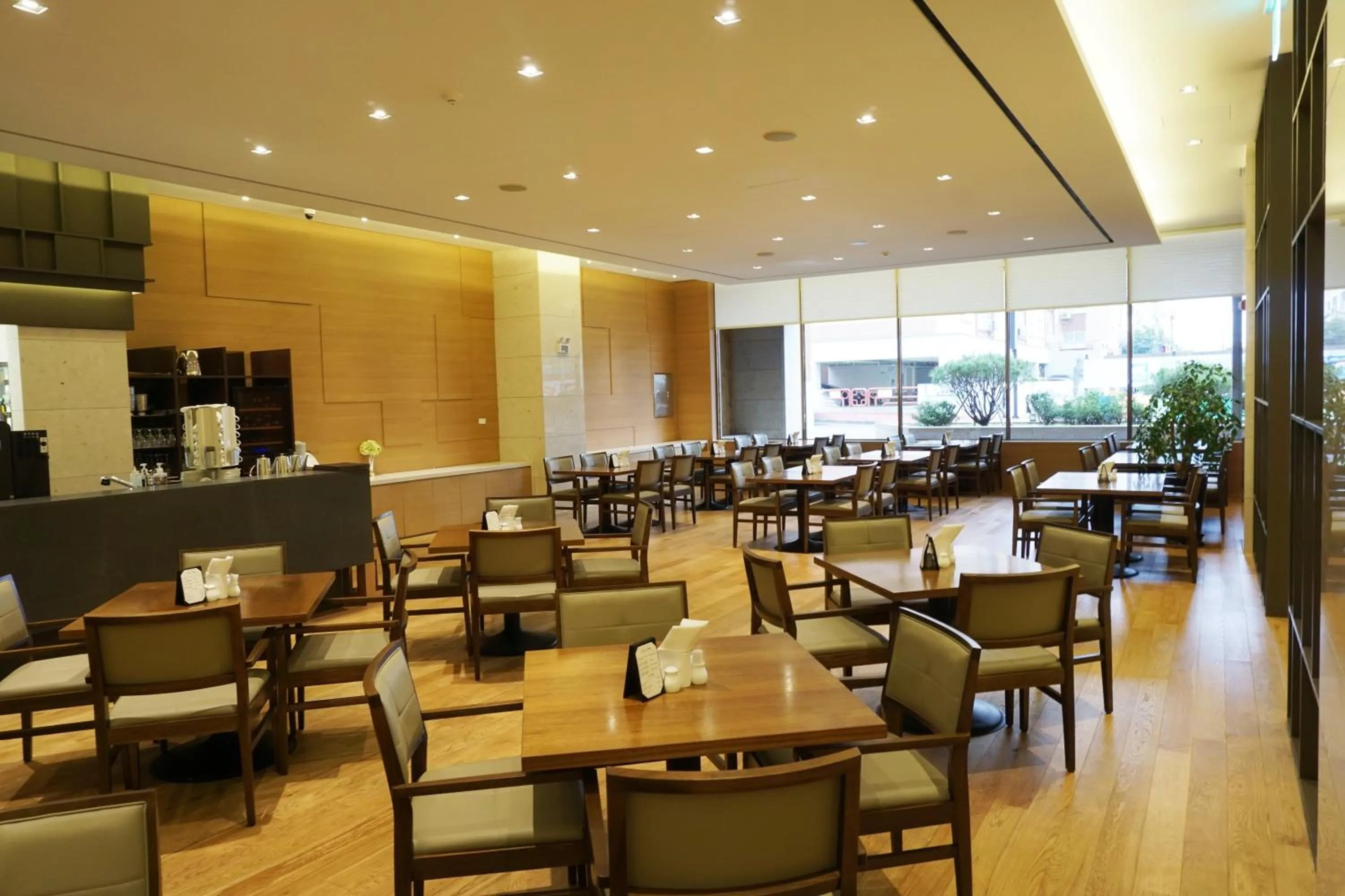 Restaurant/places to eat in Astar Hotel