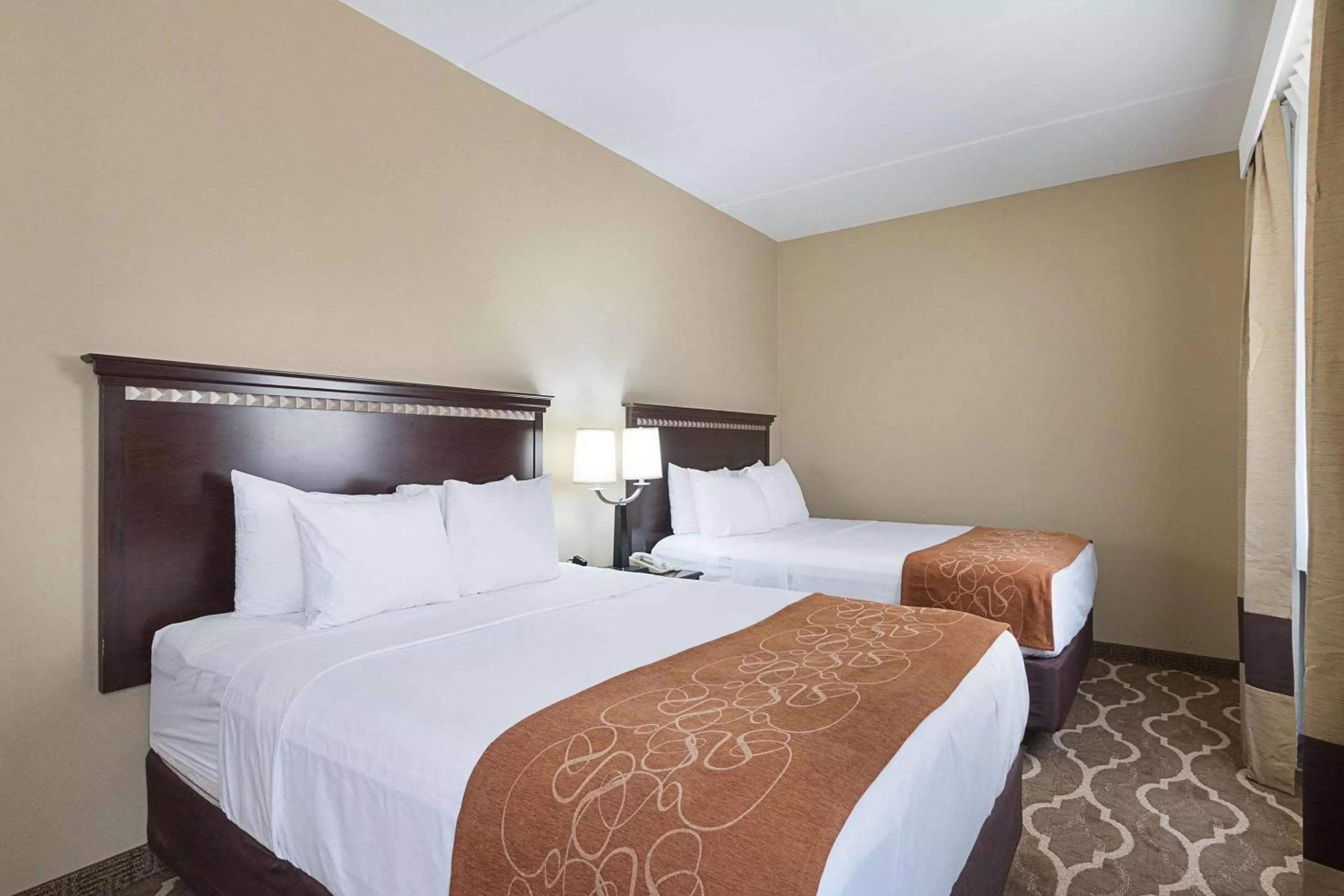 Photo of the whole room, Bed in Comfort Suites Beachside