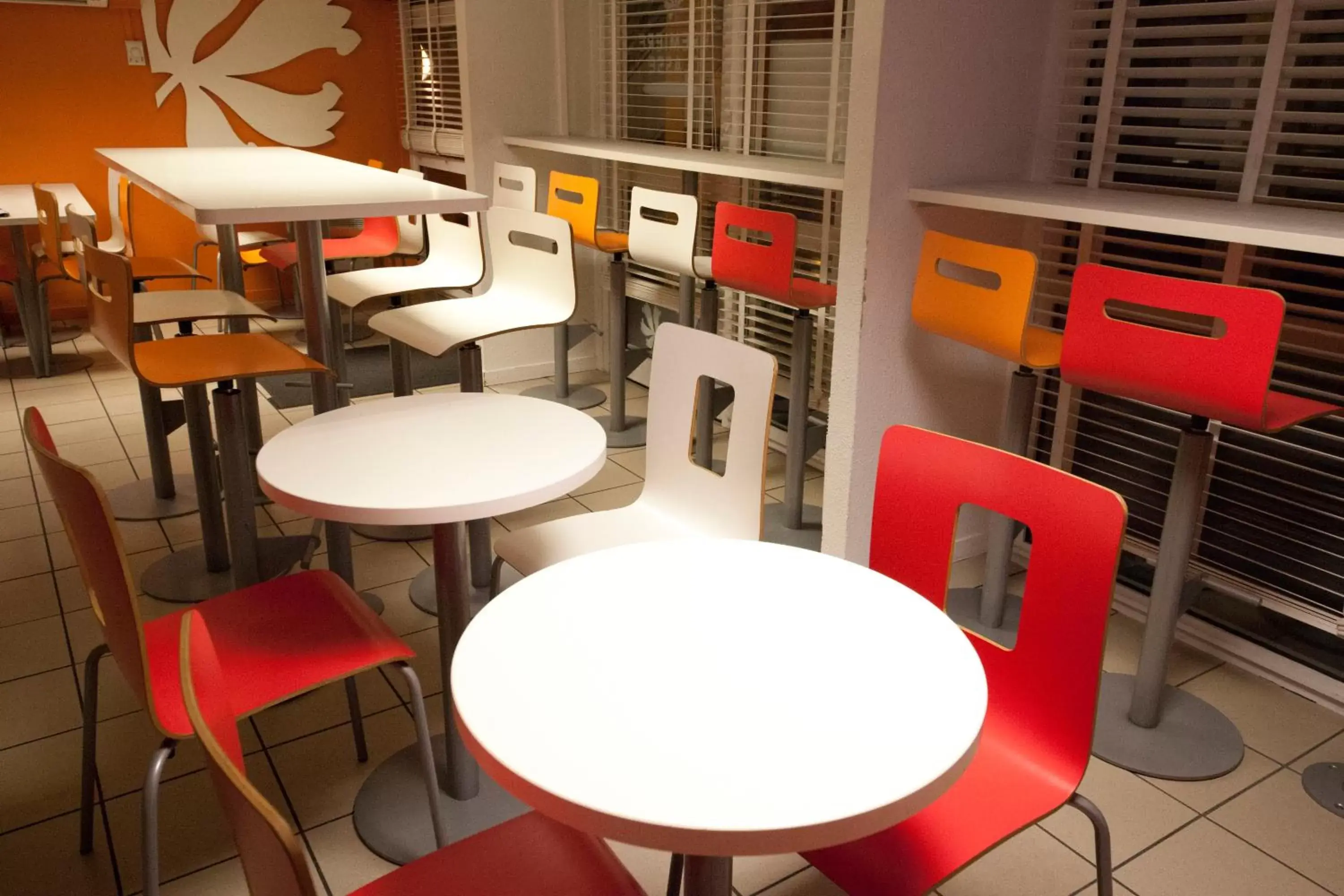 Dining area, Lounge/Bar in Première Classe Clermont-Ferrand Aubière