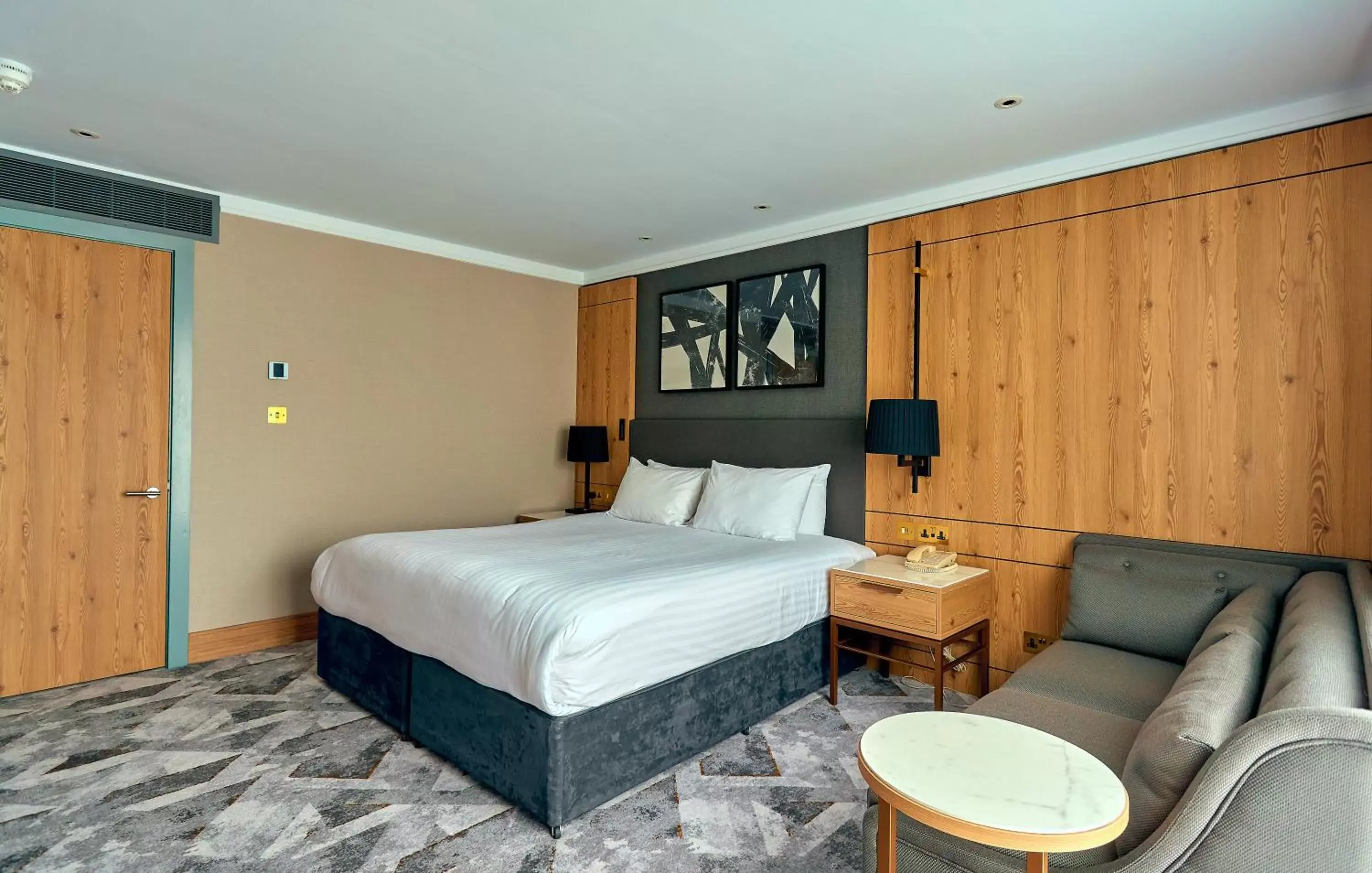Bedroom, Bed in Crowne Plaza Marlow, an IHG Hotel