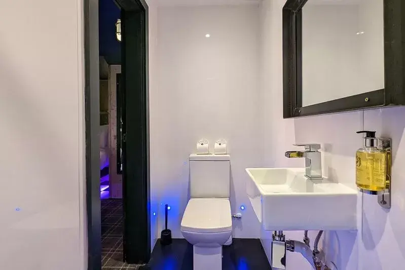 Shower, Bathroom in Briggate Hotel