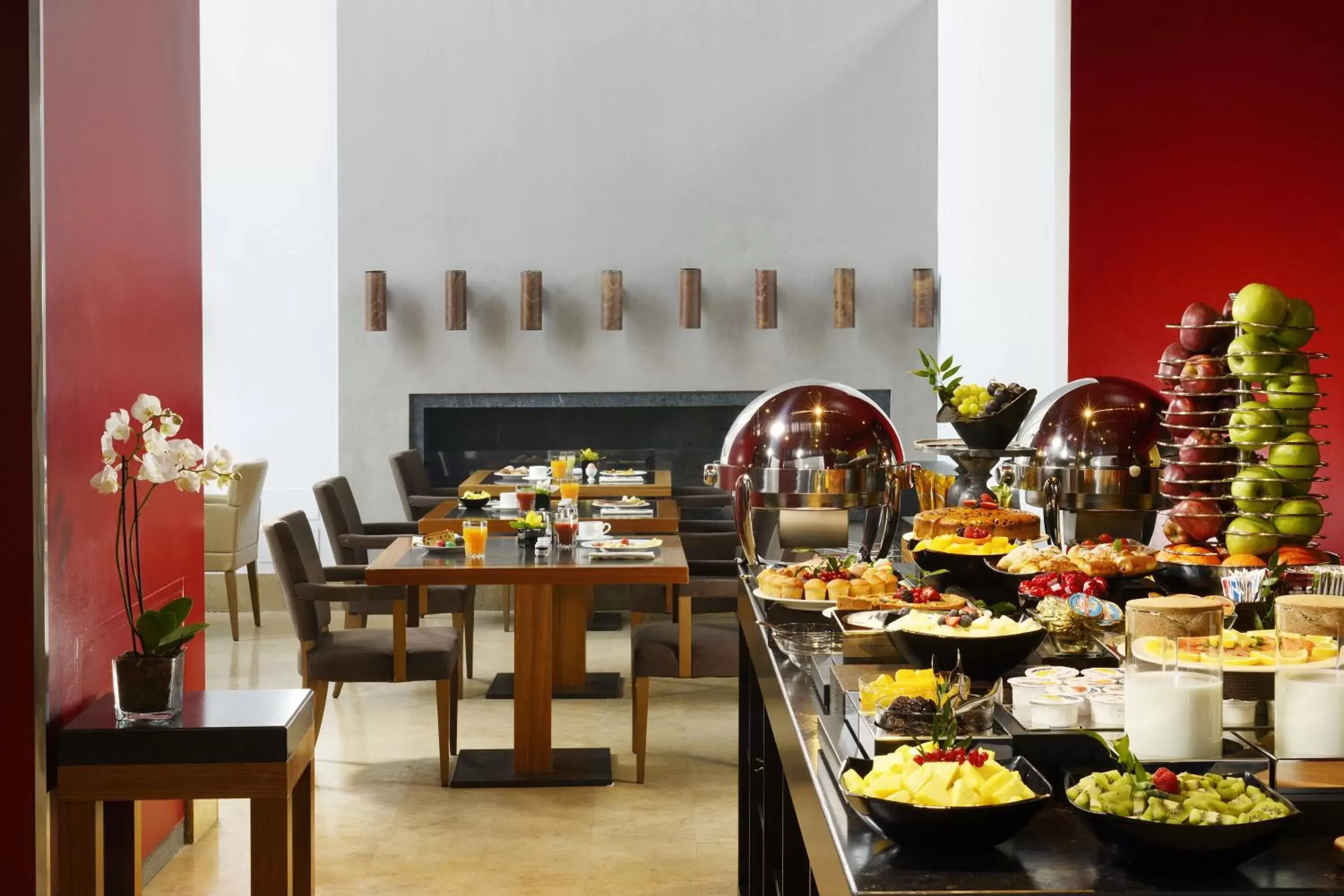 Continental breakfast, Restaurant/Places to Eat in Milan Suite Hotel