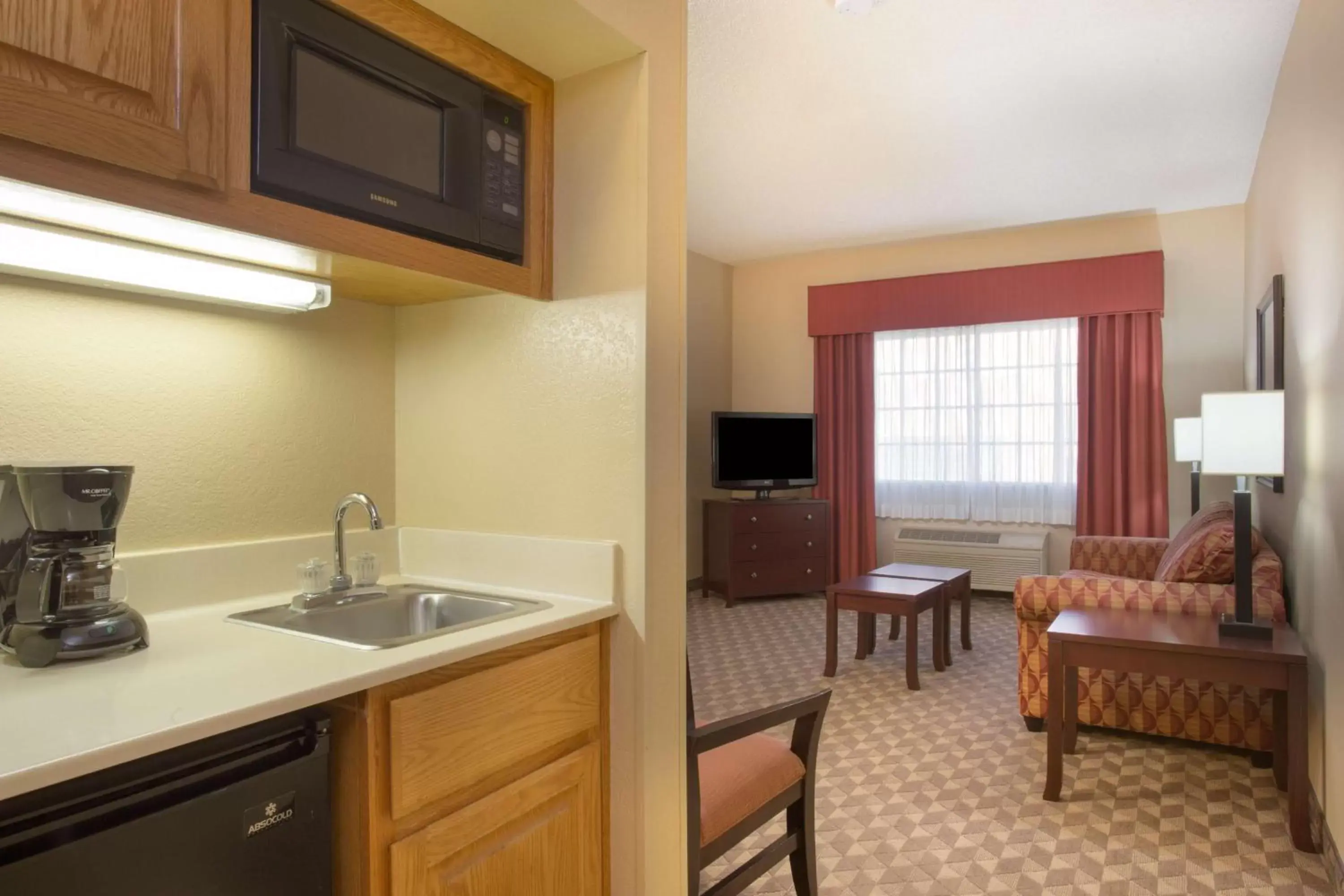 Living room, Kitchen/Kitchenette in Best Western Downtown Phoenix