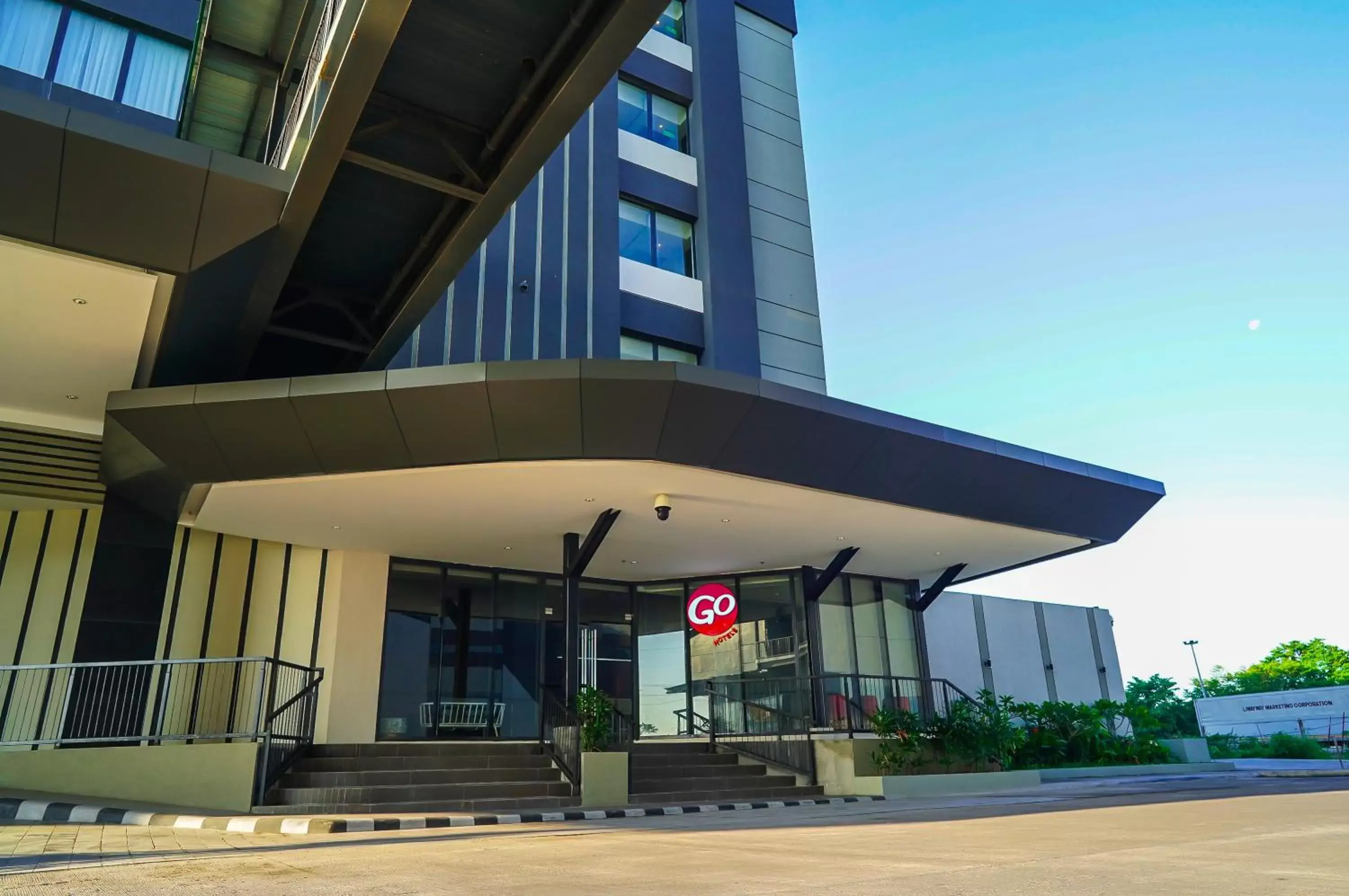 Facade/entrance, Property Building in Go Hotels Plus Naga