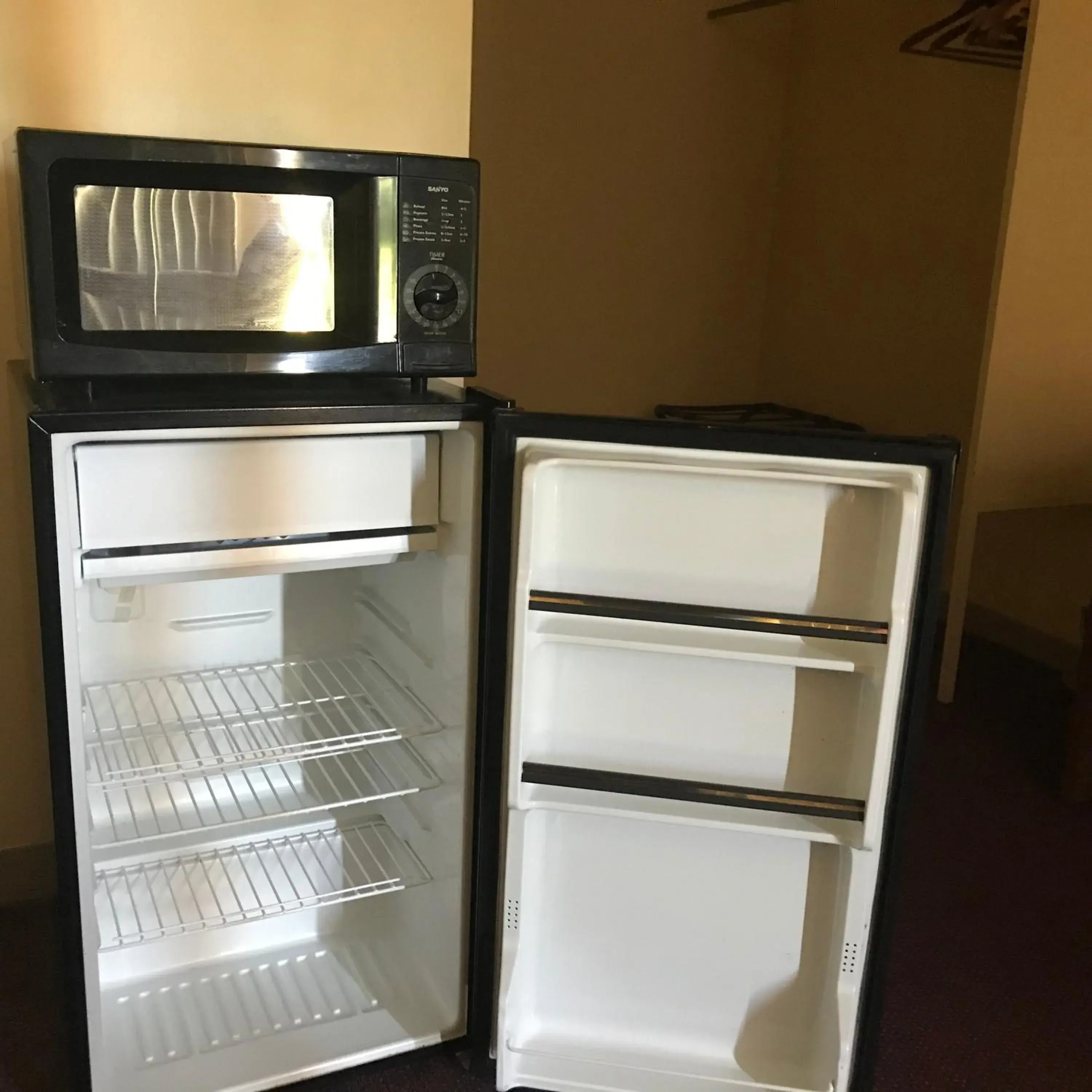 Kitchen/Kitchenette in Allenwood Motel