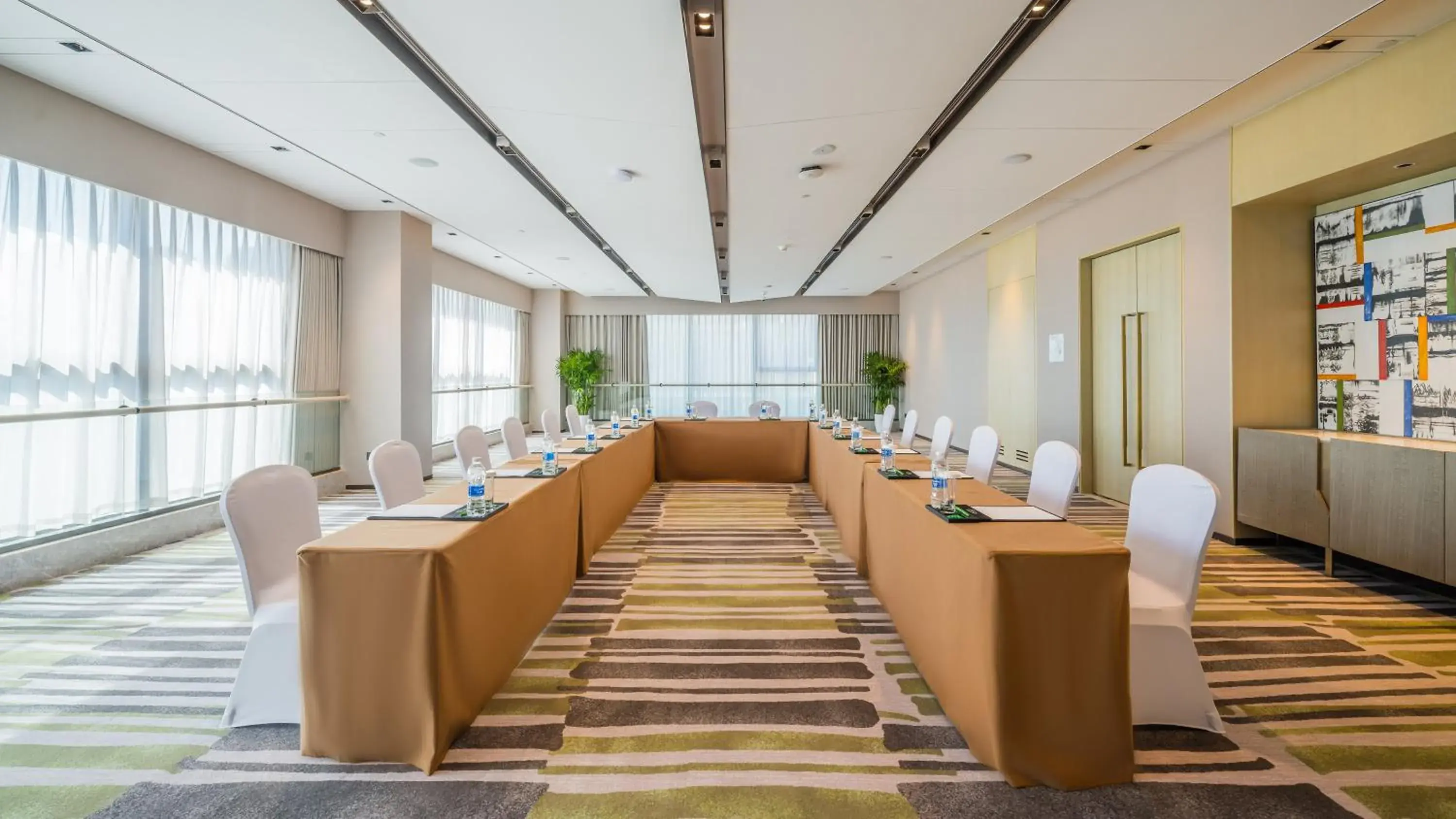 Meeting/conference room in Holiday Inn Xi'an East, an IHG Hotel