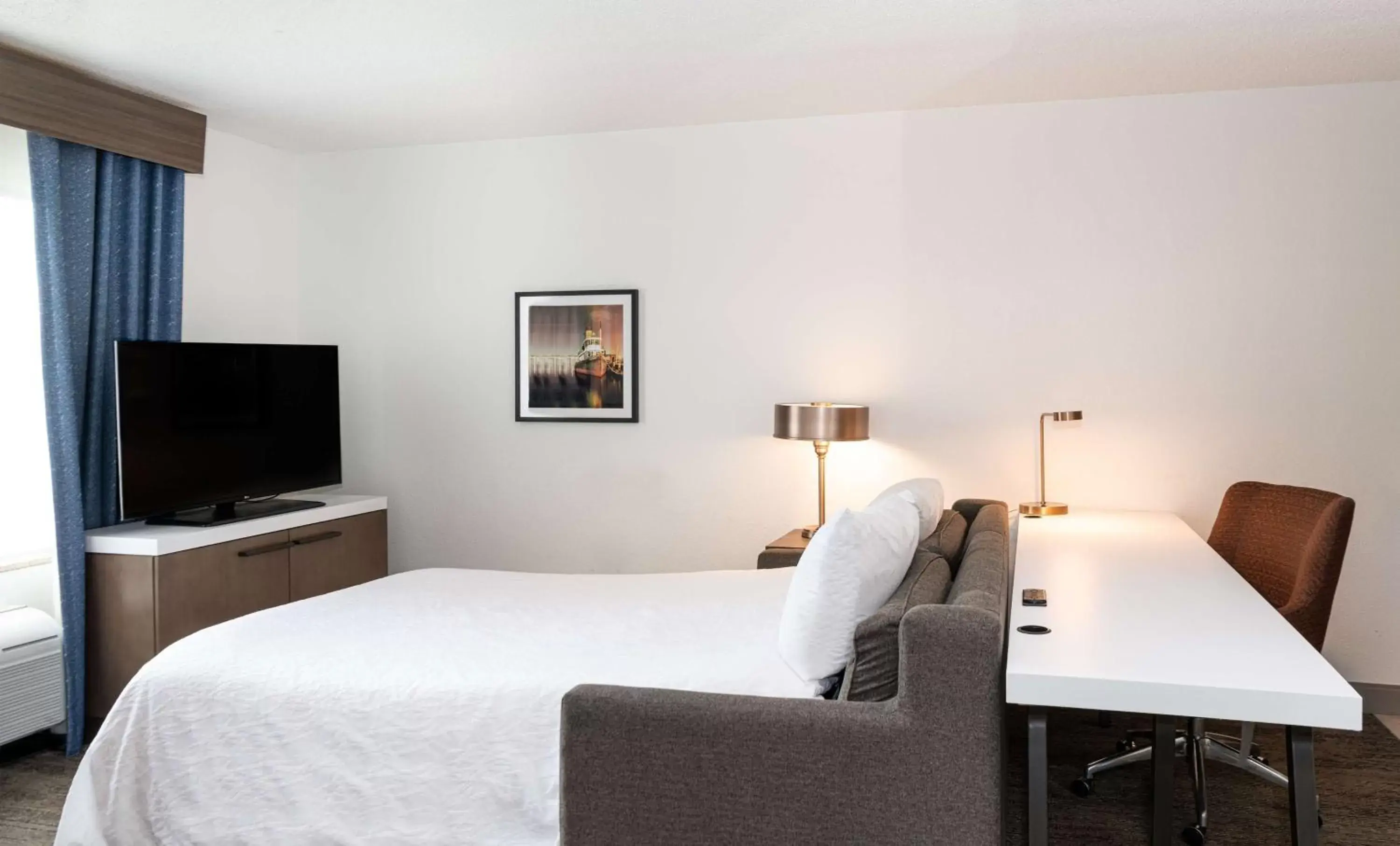 Bedroom, Bed in Hilton Garden Inn BWI Airport