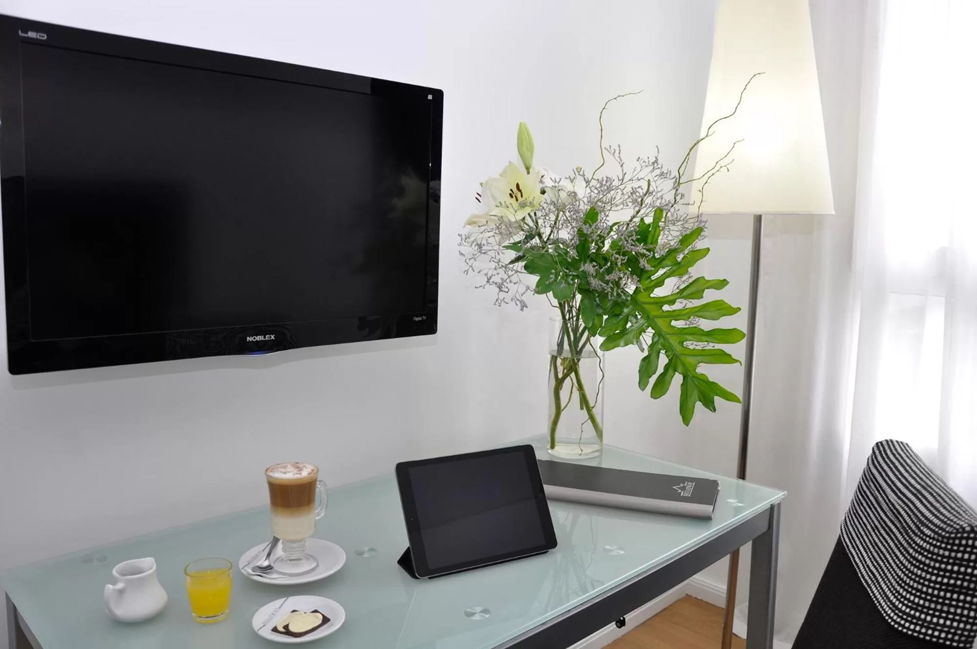 TV and multimedia in Broadway Hotel & Suites