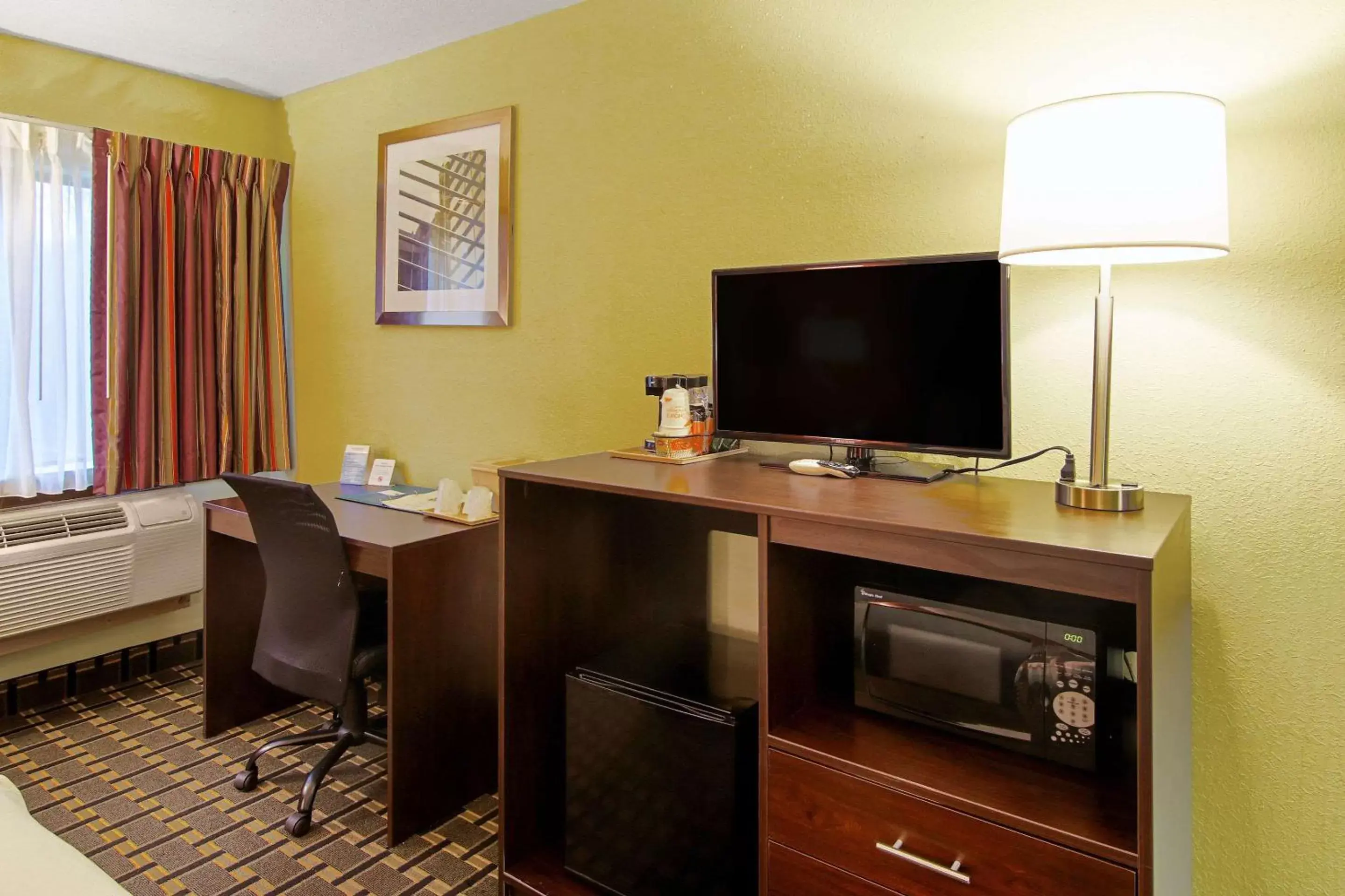 Photo of the whole room, TV/Entertainment Center in Quality Inn Plainfield I-395