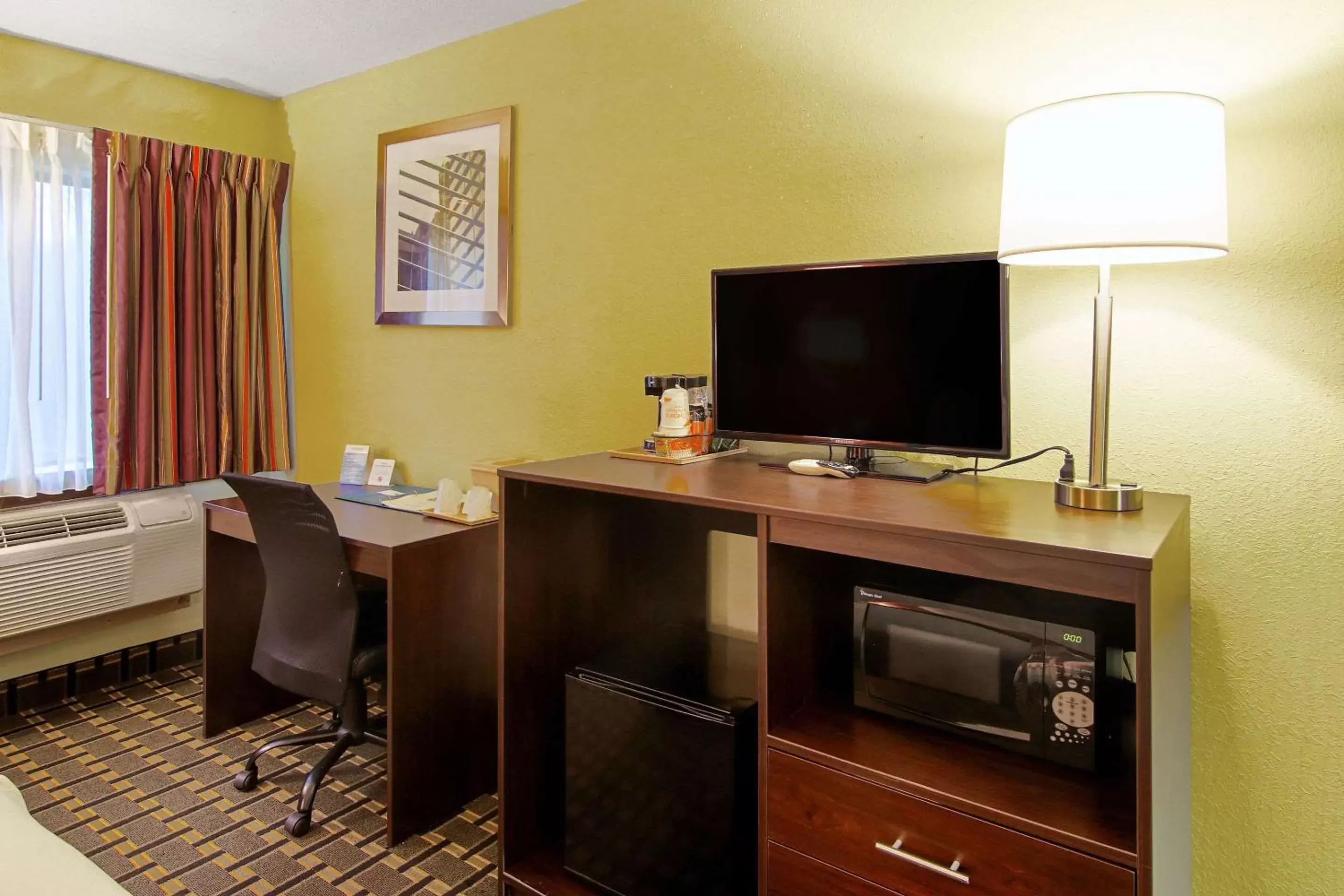Photo of the whole room in Quality Inn Plainfield I-395 Photo of the whole room in Quality Inn Plainfield I-395