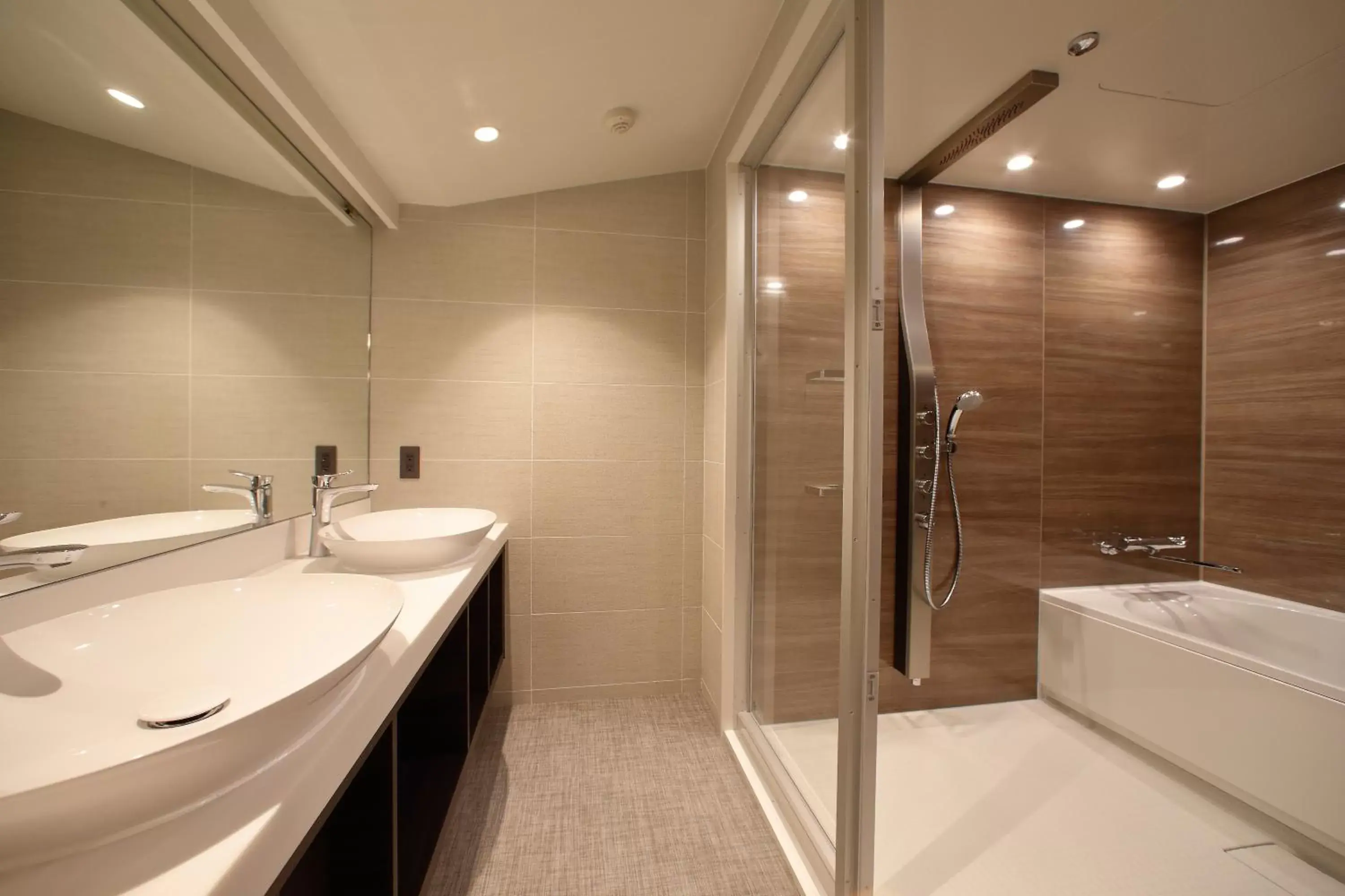 Shower, Bathroom in ANA Crowne Plaza Kumamoto New Sky, an IHG Hotel