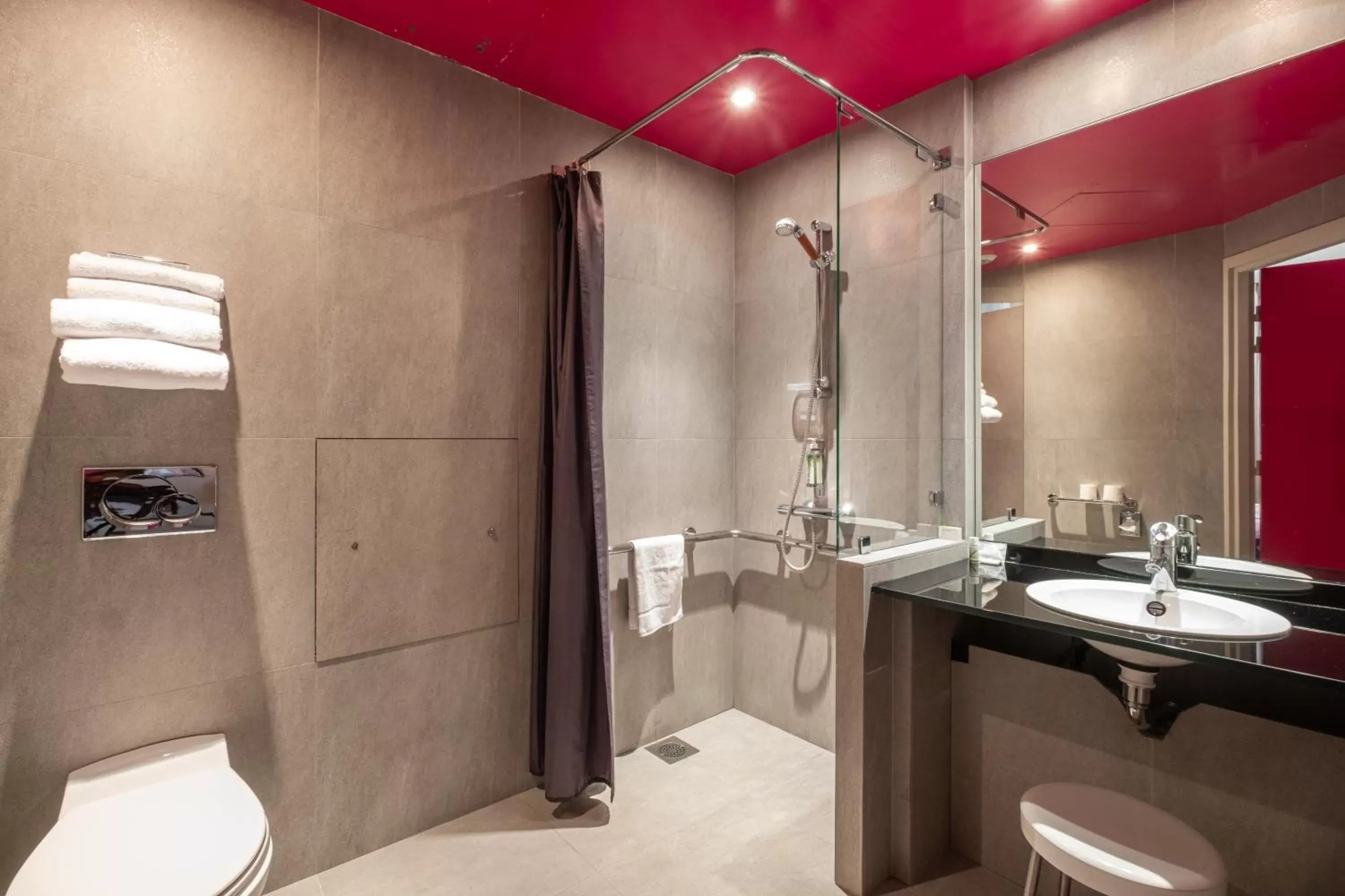 Shower, Bathroom in Hôtel Du Vieux Saule