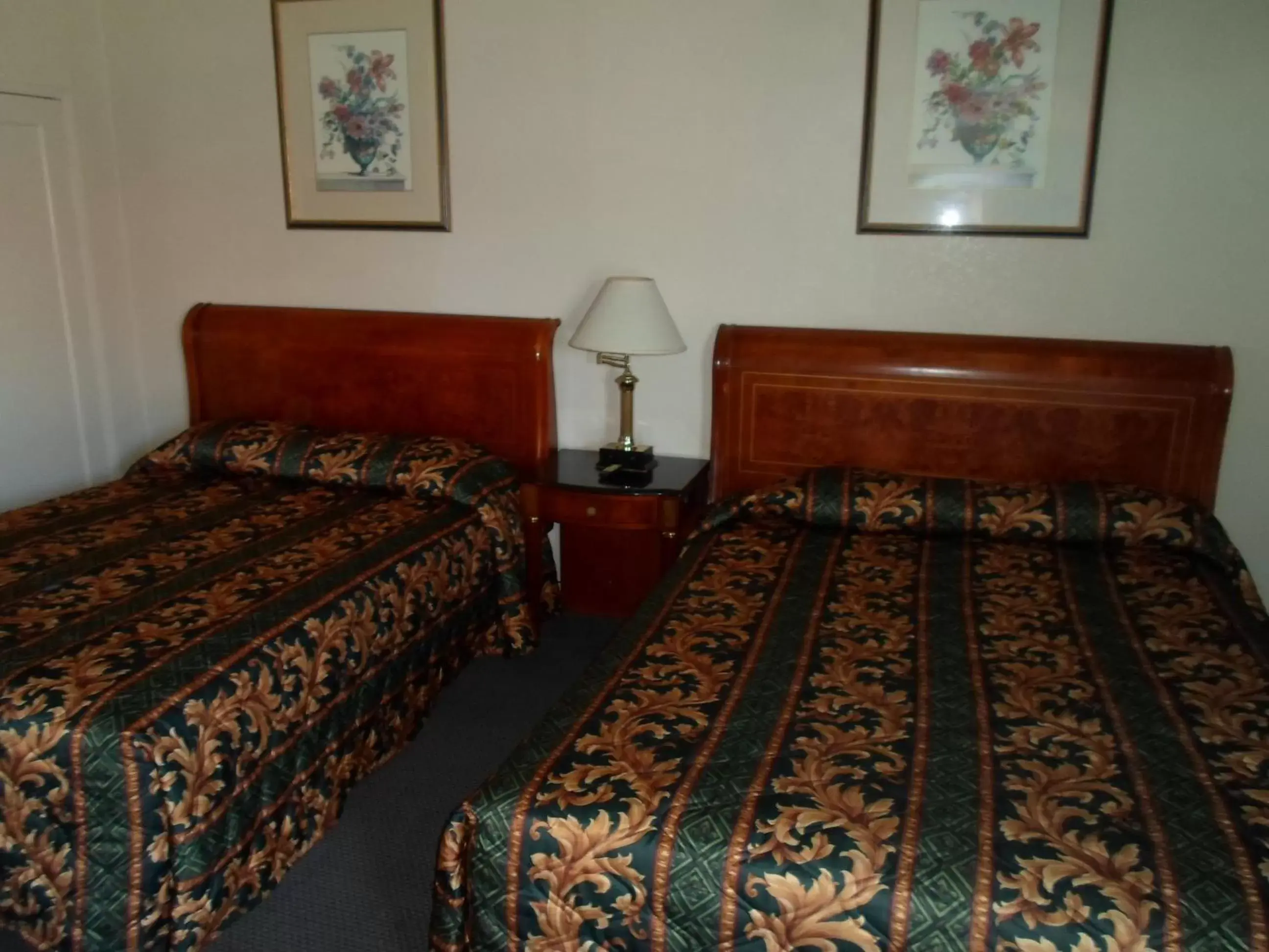 Photo of the whole room, Bed in Budget Inn Morgan Hill