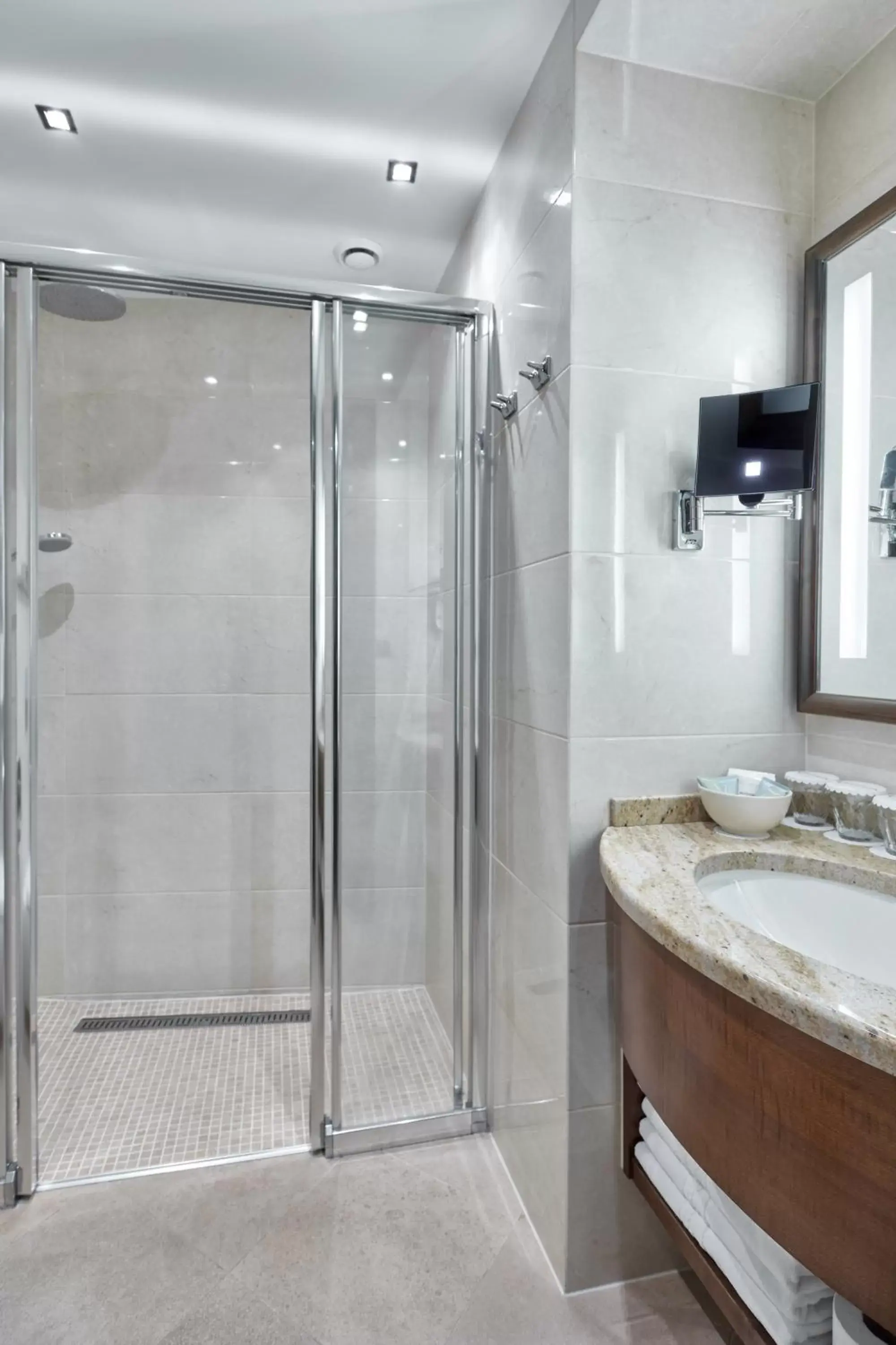 Shower, Bathroom in Hotel Romance
