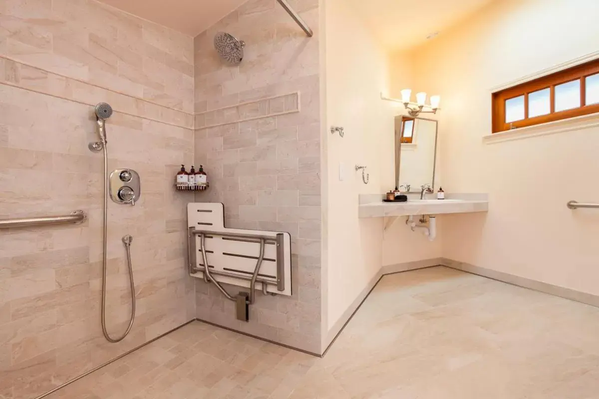 Shower, Bathroom in Noyo Harbor Inn