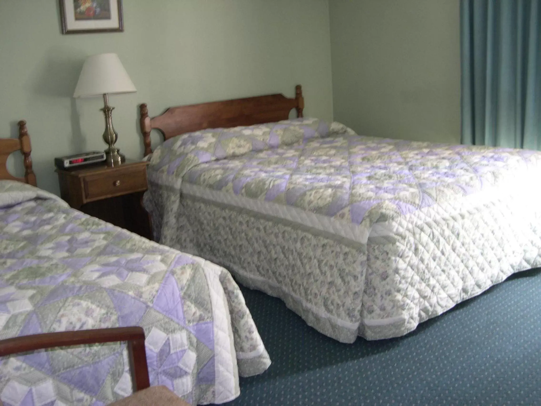 Bed in Stowe Motel & Snowdrift