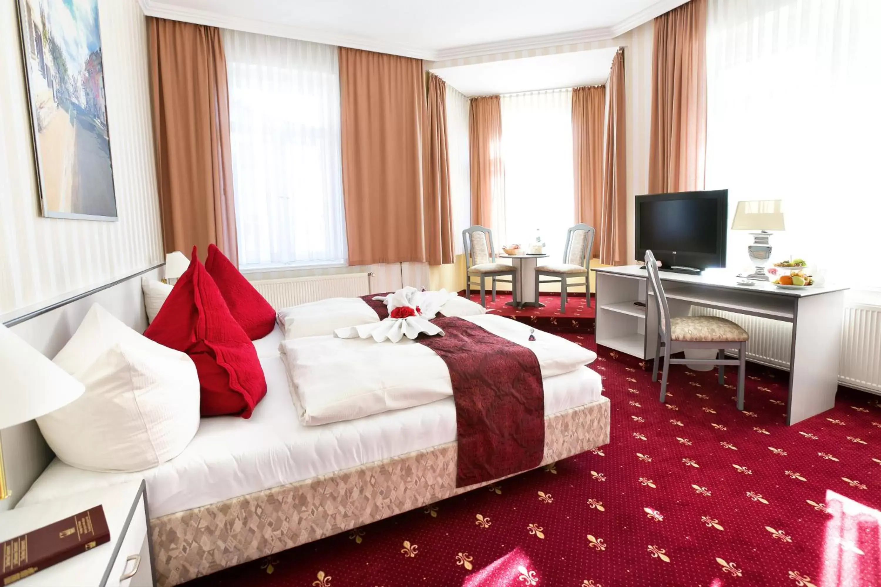 Photo of the whole room, TV/Entertainment Center in Parkhotel Meerane