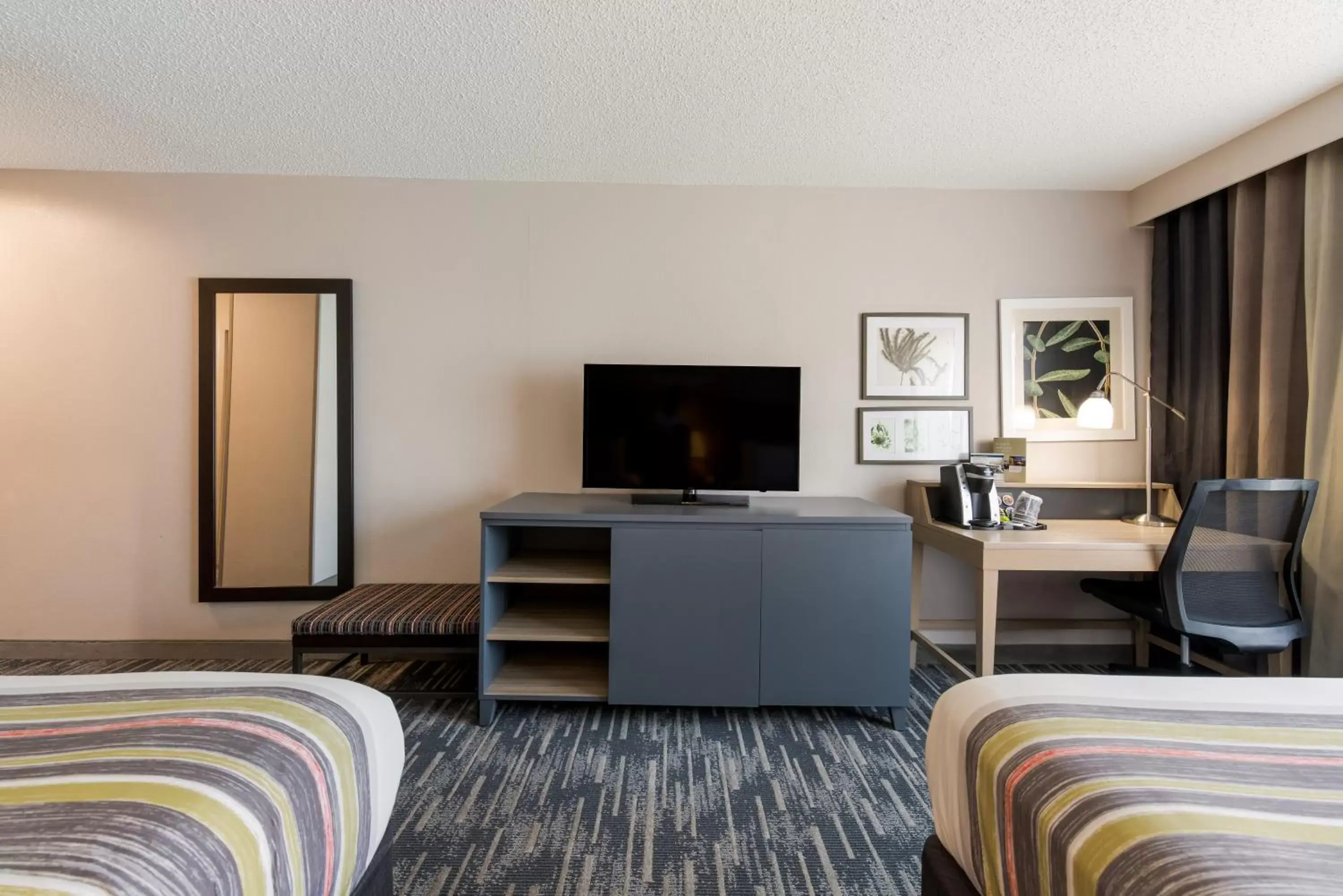 TV and multimedia, TV/Entertainment Center in Country Inn & Suites by Radisson, Wichita East, KS