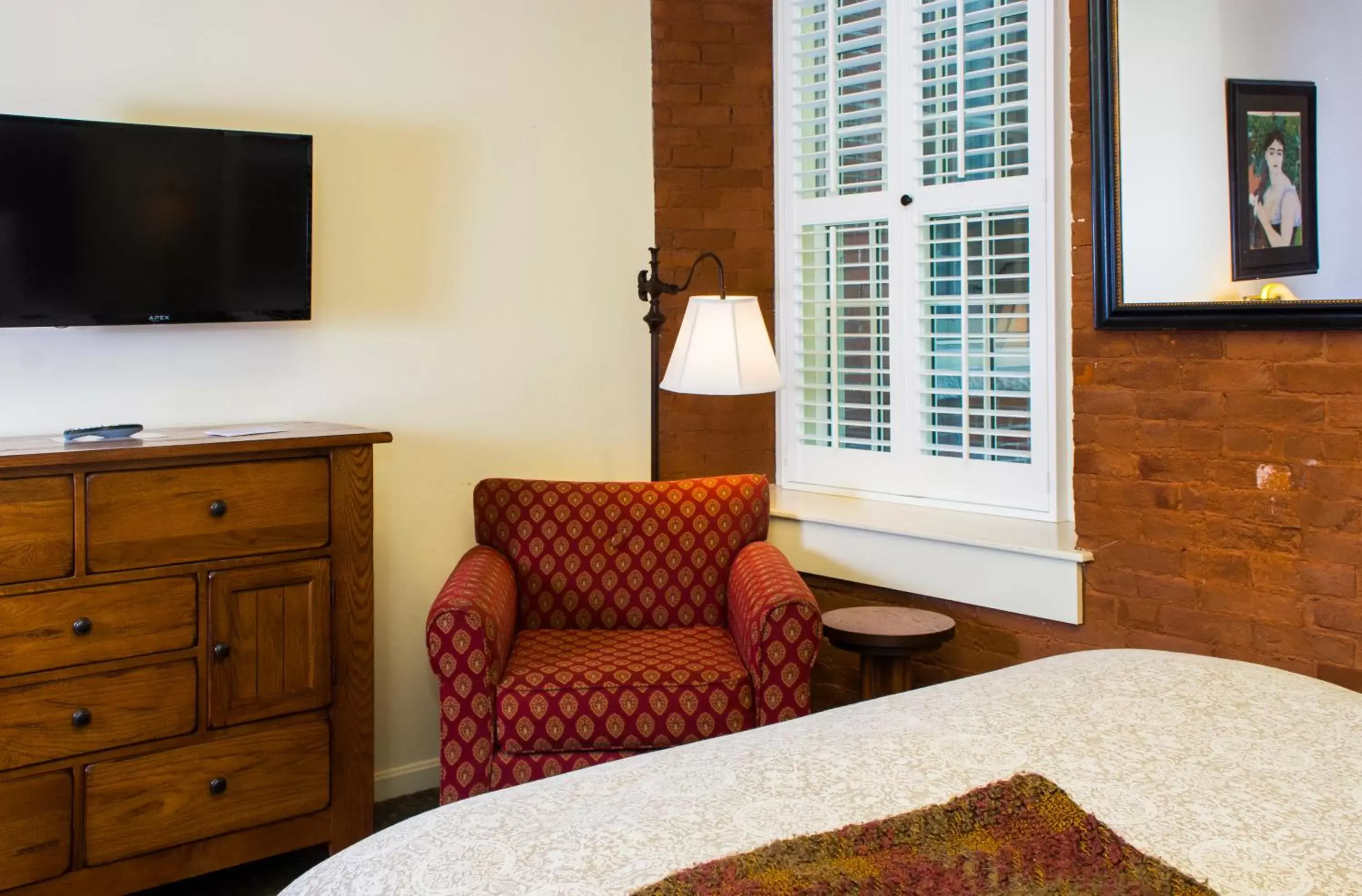 Bedroom, TV/Entertainment Center in The Common Man Inn & Restaurant