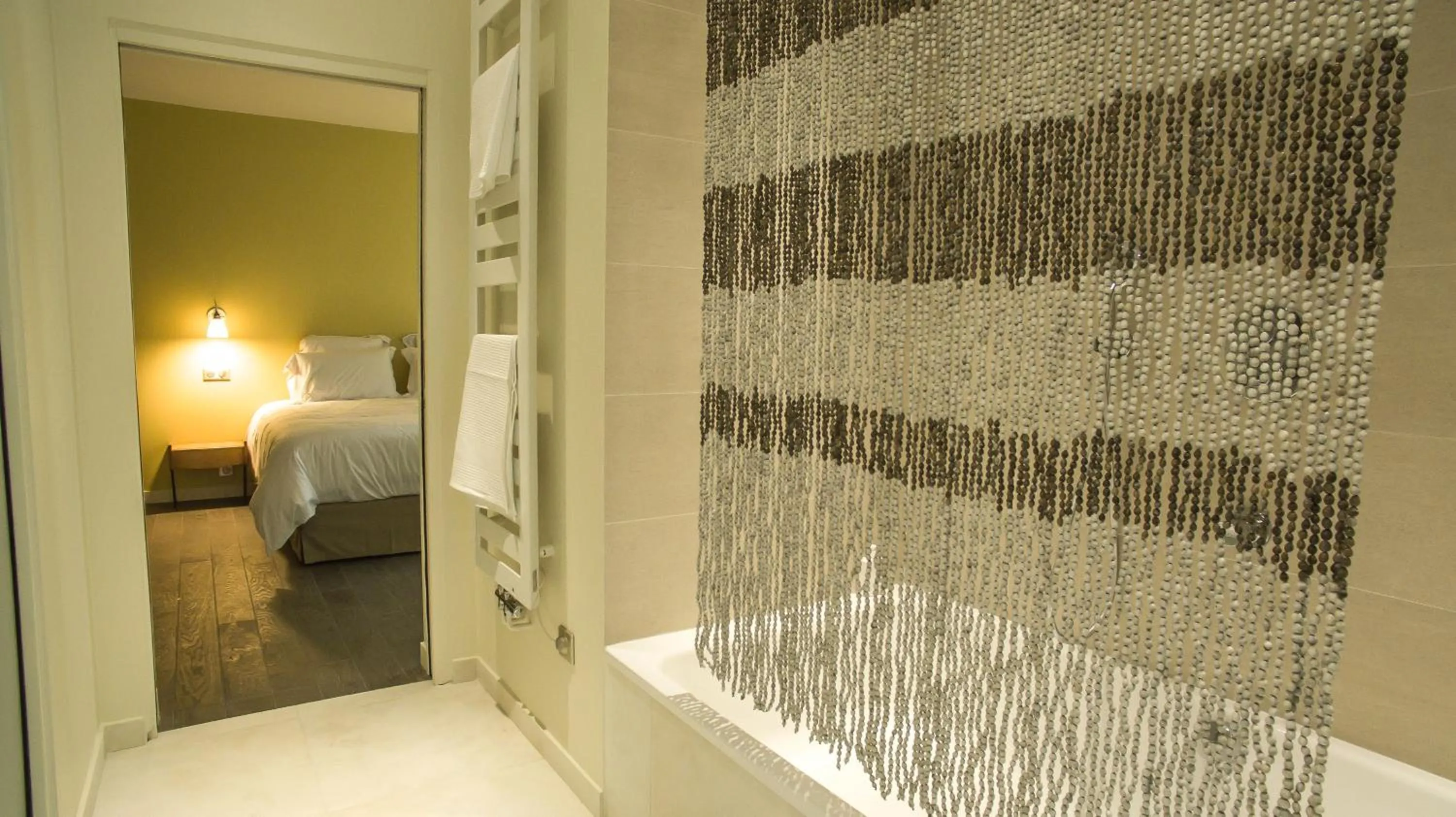 Bathroom, Bed in Eden Lodge Paris