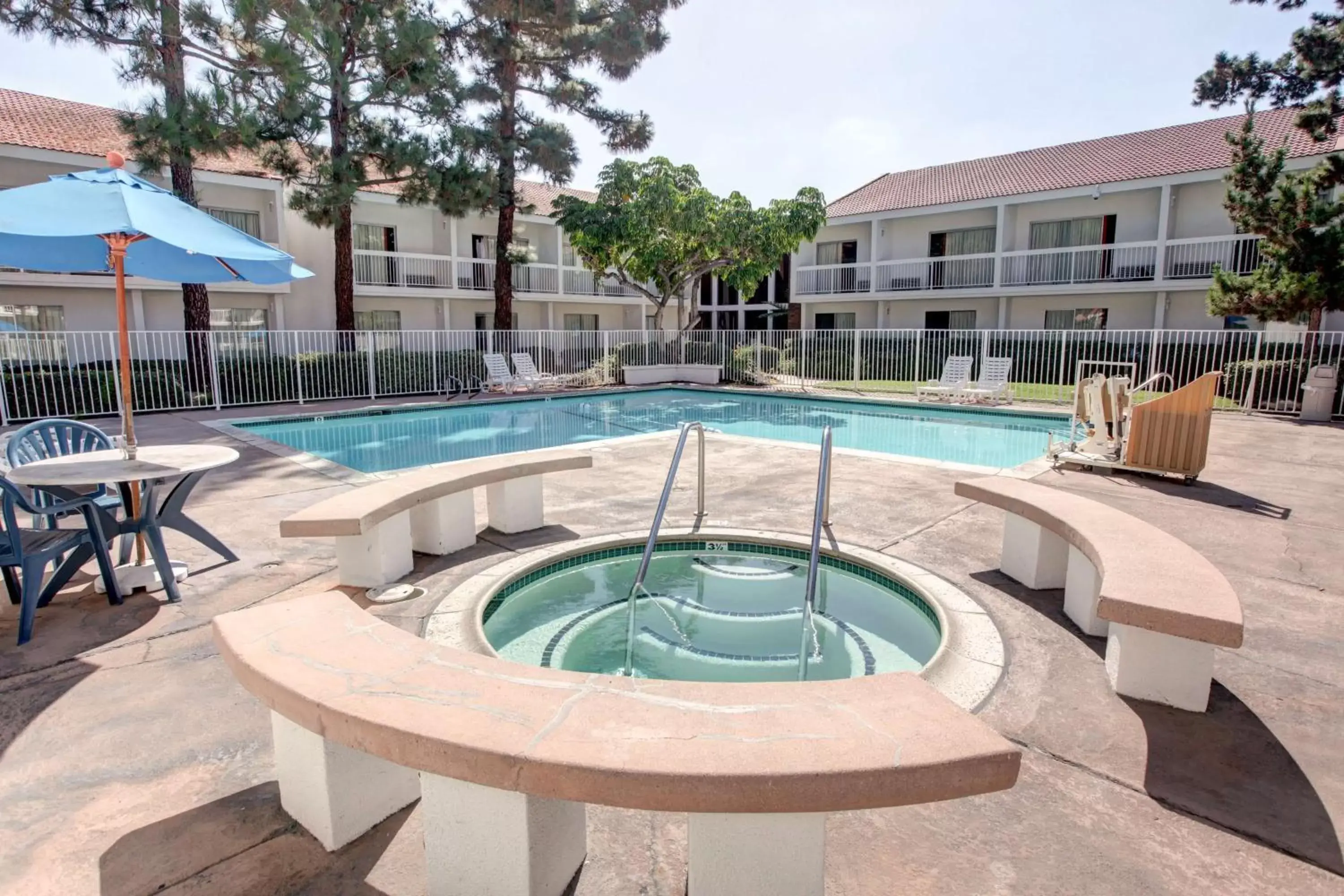 Day, Swimming Pool in Motel 6-Santa Ana, CA - Irvine - Orange County Airport