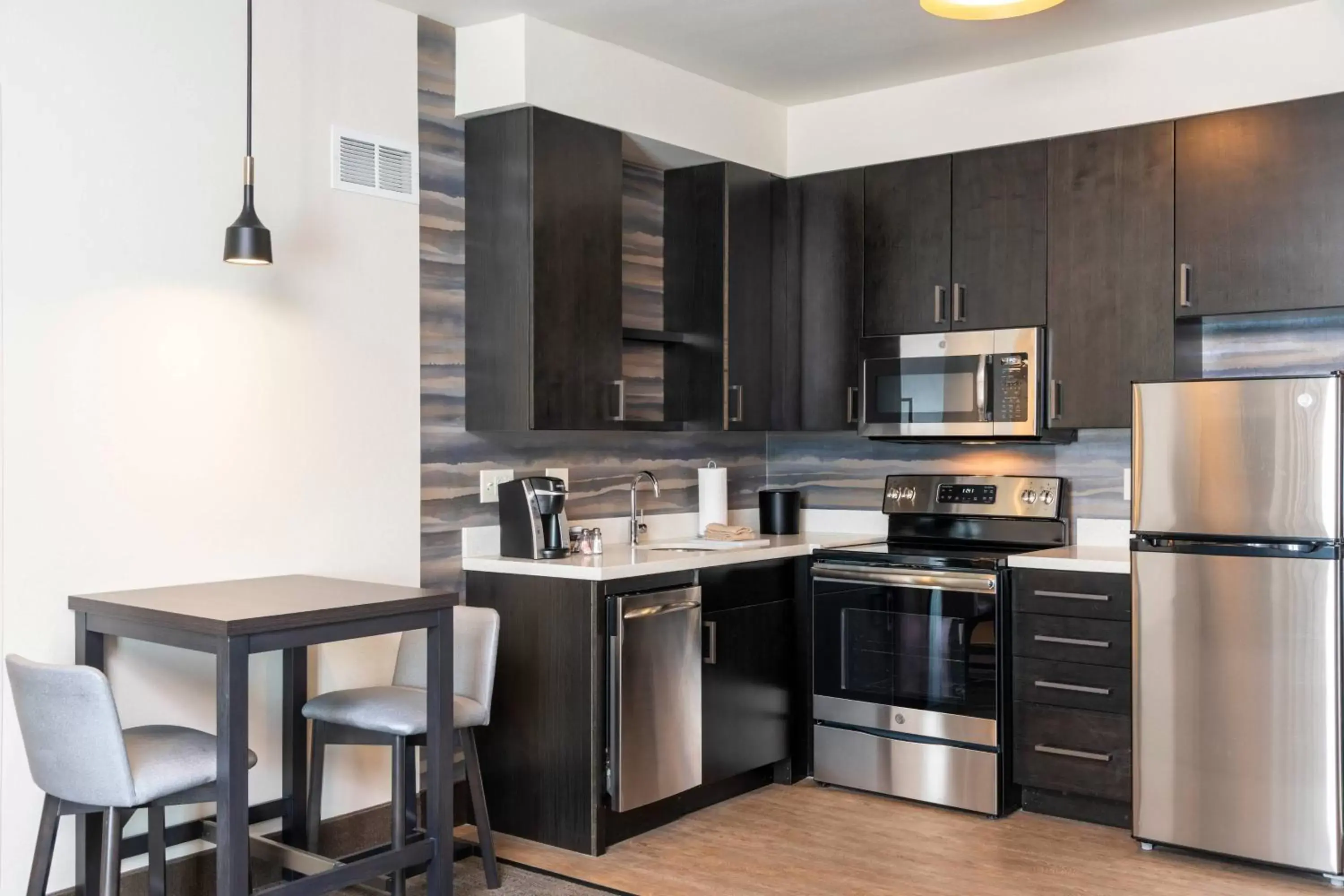 Bedroom, Kitchen/Kitchenette in Residence Inn by Marriott Indianapolis South/Greenwood