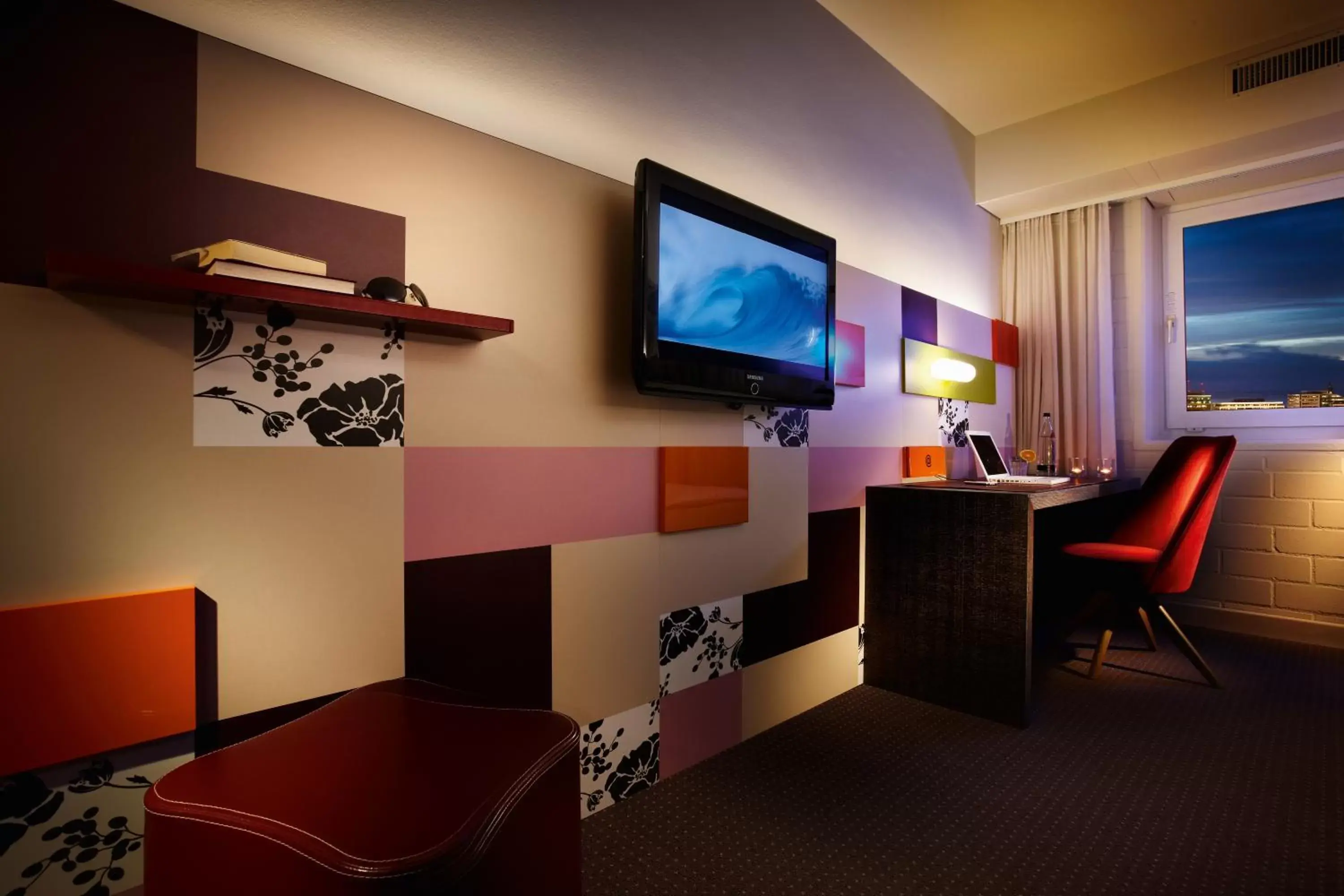 Bed, TV/Entertainment Center in pentahotel Kassel