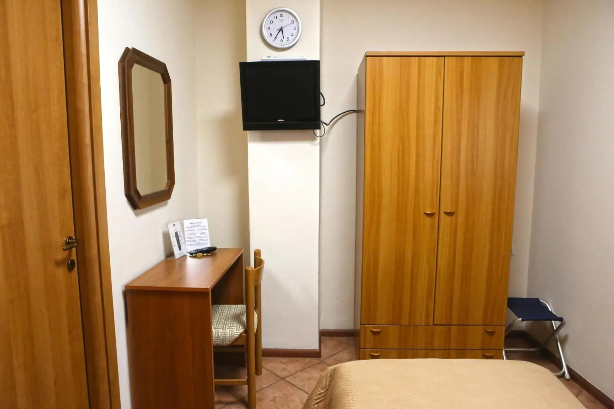 Bed, TV/Entertainment Center in Albergo Gusmeroli