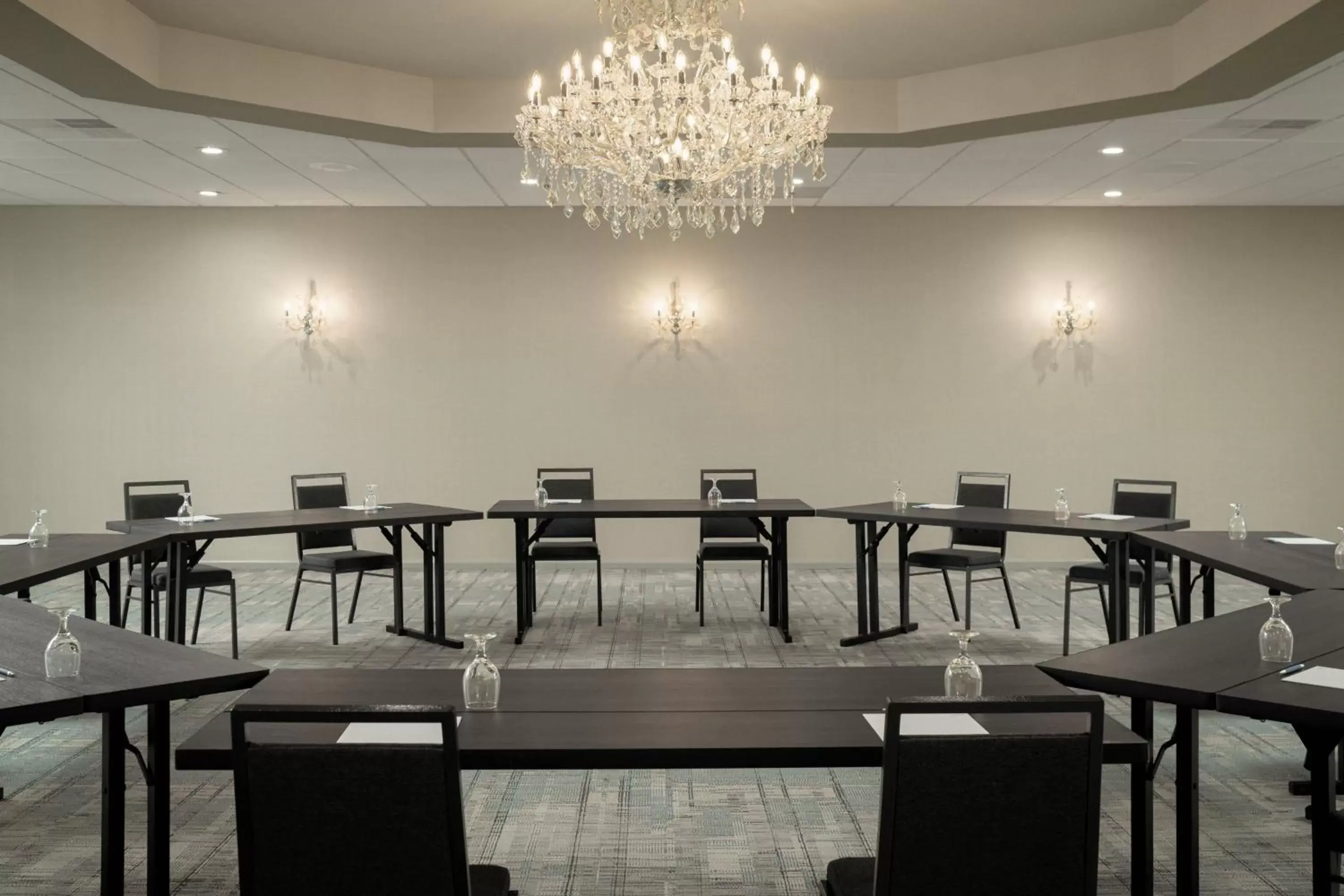 Meeting/conference room, Restaurant/Places to Eat in Four Points by Sheraton Milwaukee North Shore