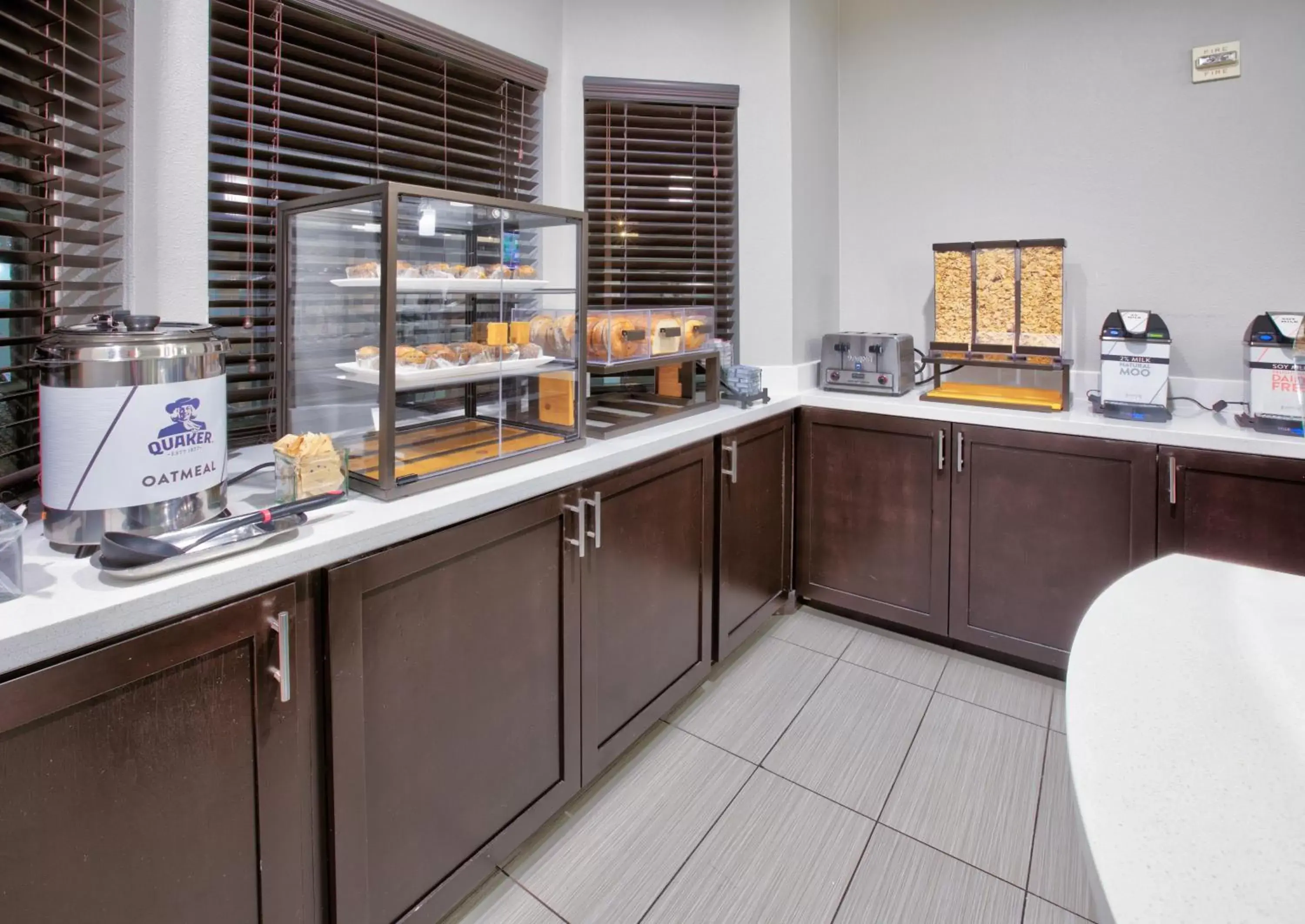 Breakfast, Kitchen/Kitchenette in Staybridge Suites Plano - Richardson Area, an IHG Hotel