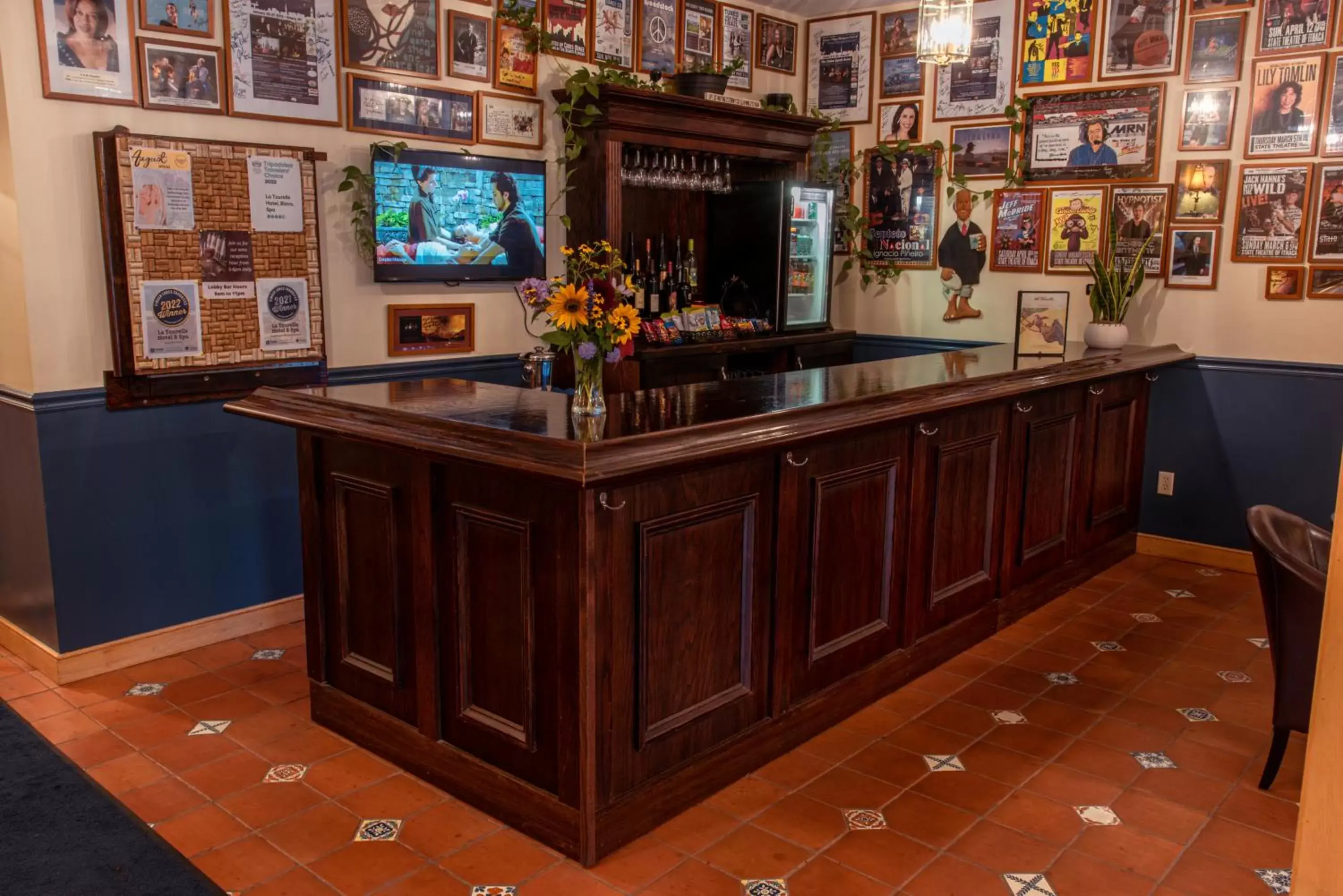 Lounge or bar, Lobby/Reception in La Tourelle Hotel & Spa