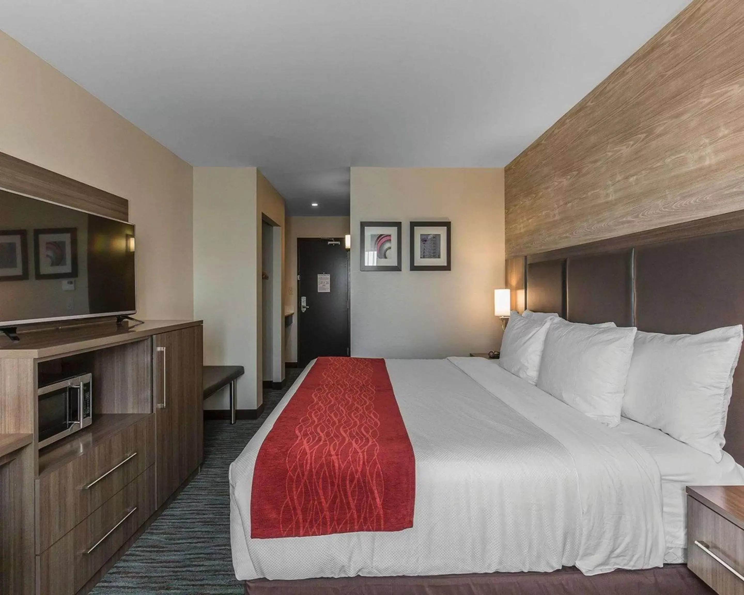 Photo of the whole room, Bed in Comfort Inn & Suites Airport North