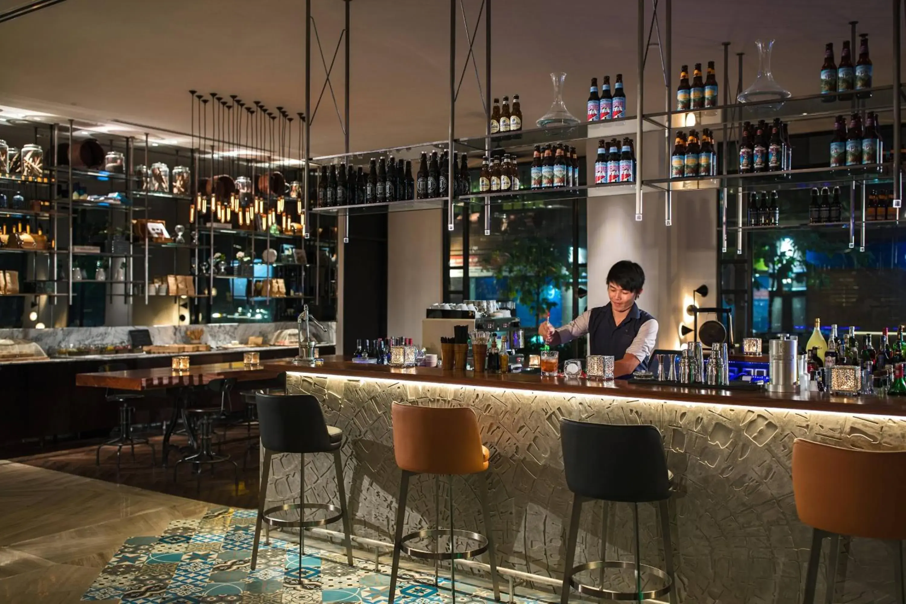 Restaurant/places to eat, Lounge/Bar in Renaissance Riverside Hotel Saigon