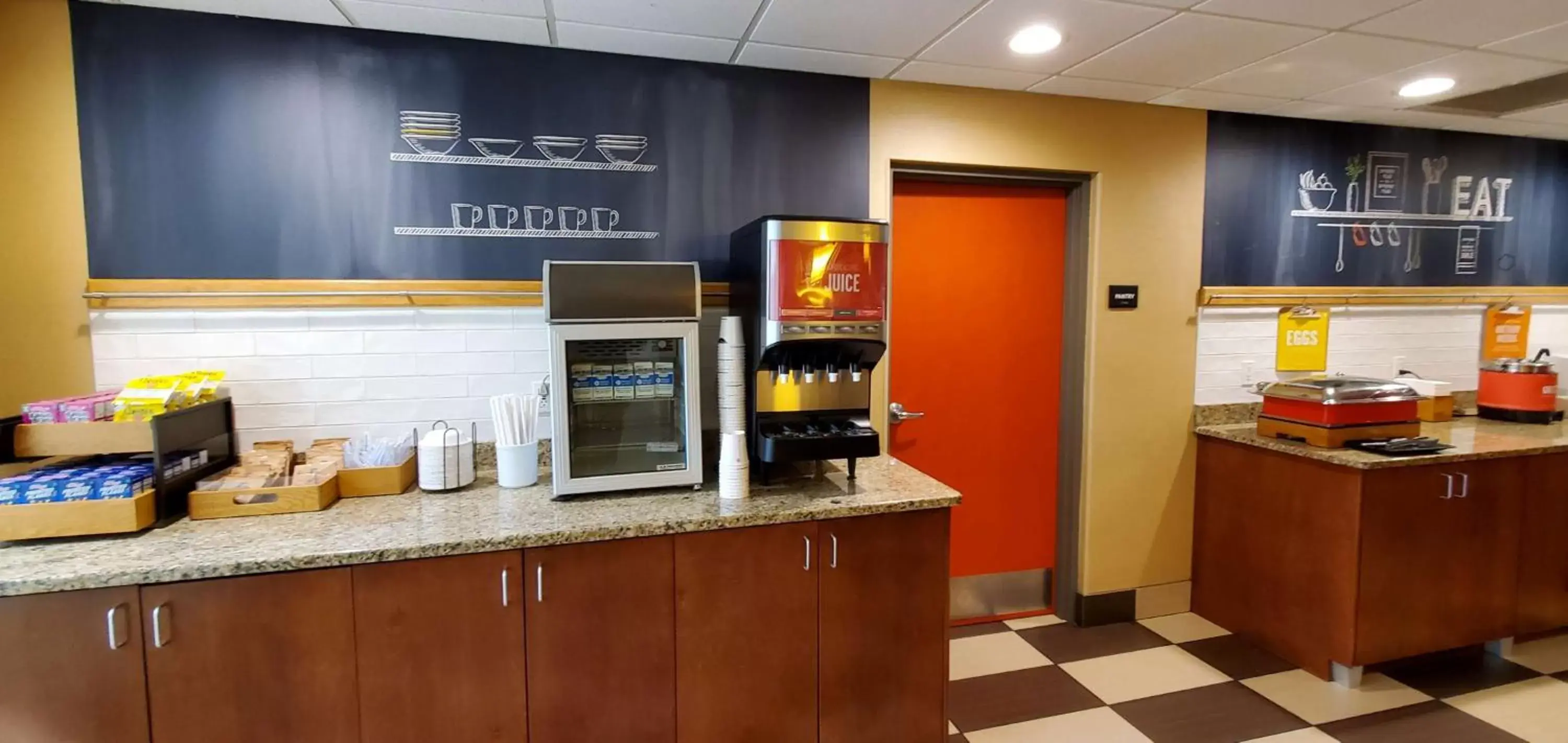 Breakfast, Kitchen/Kitchenette in Hampton Inn - Hillsville