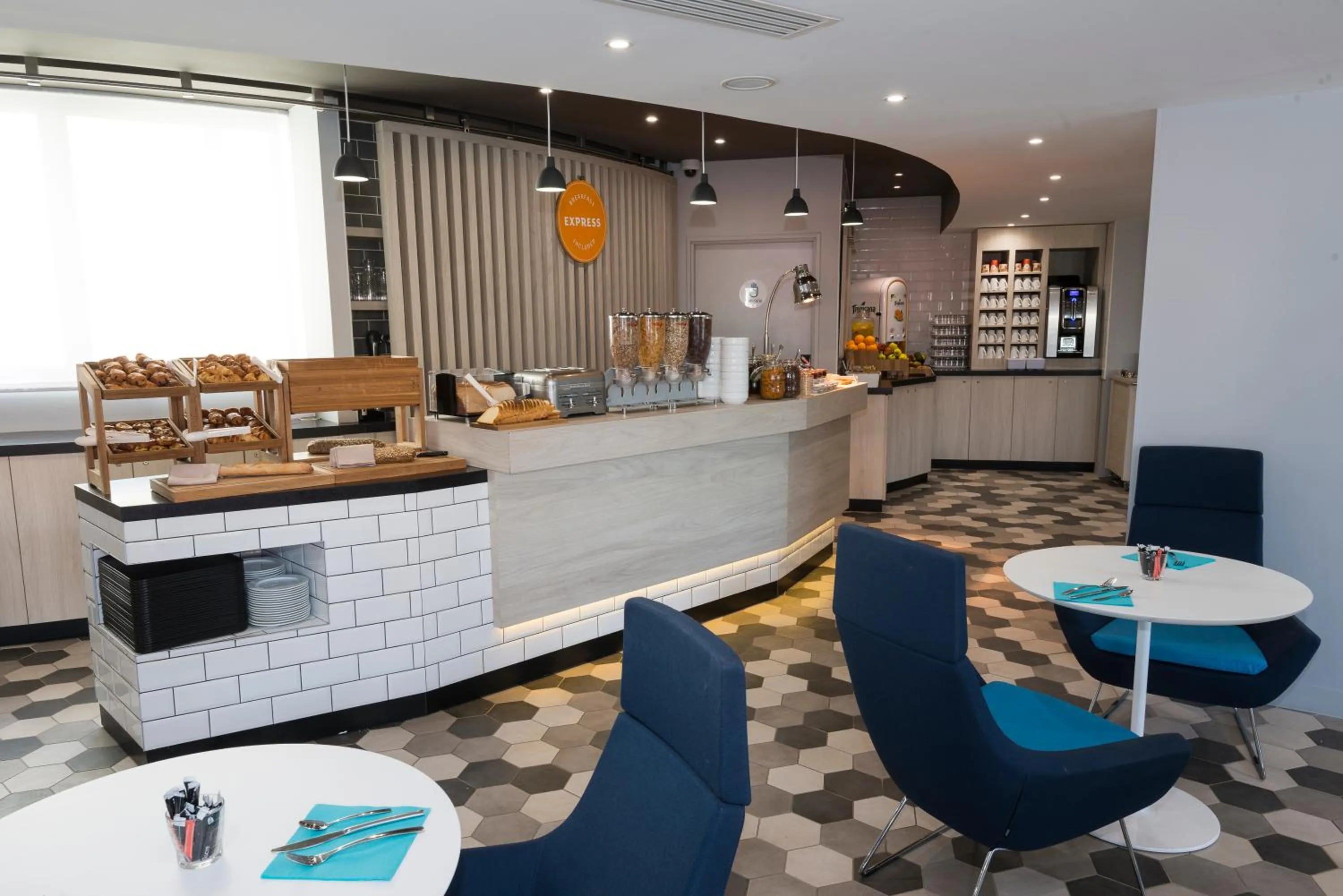 Restaurant/places to eat in Holiday Inn Express Paris - Velizy by IHG