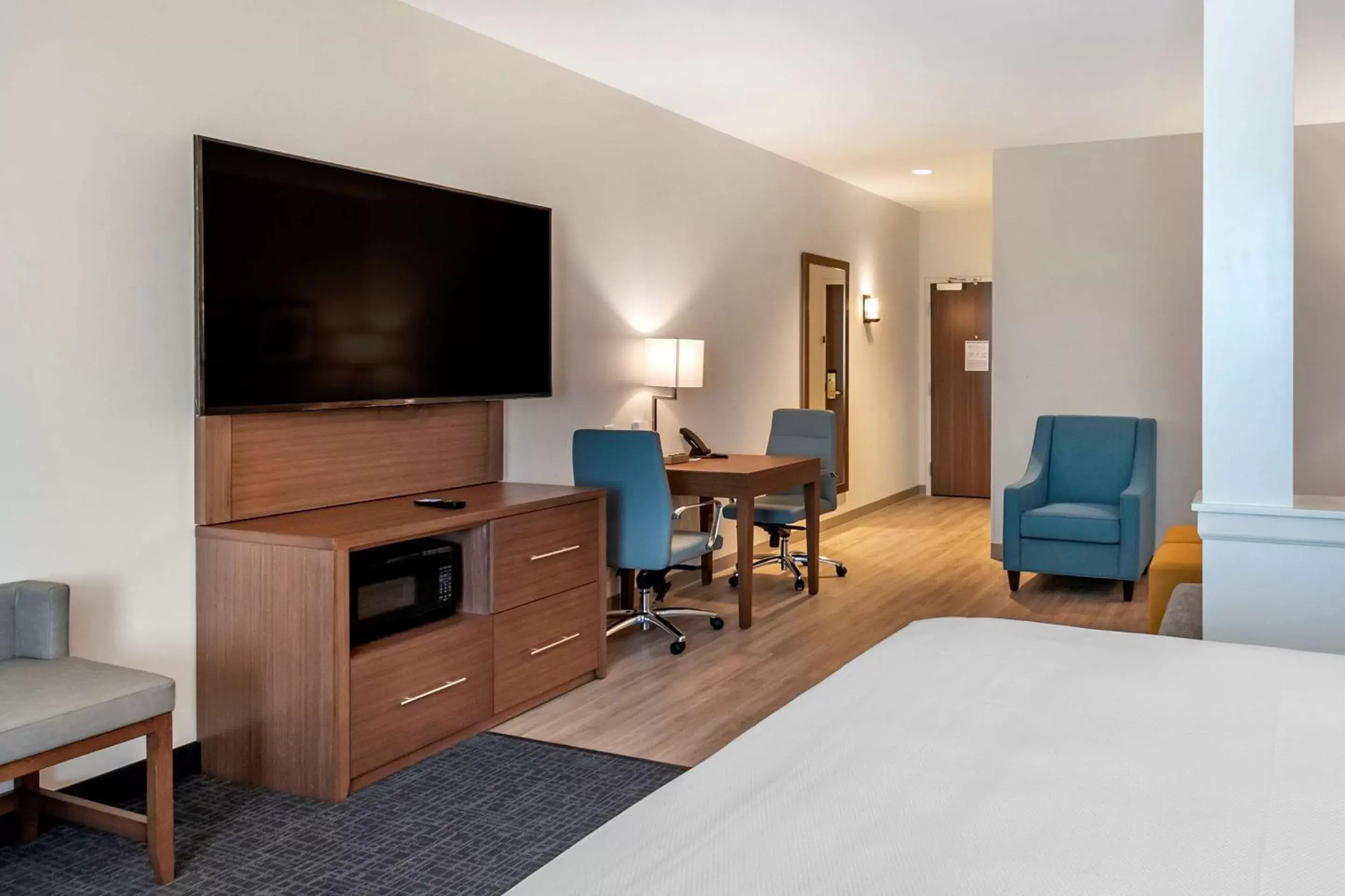 Photo of the whole room, TV/Entertainment Center in Comfort Suites Grandview - Kansas City