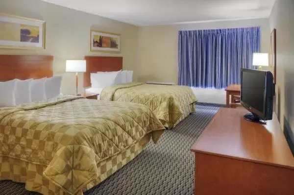 Standard Queen Room with Two Queen Beds - Non-Smoking in Comfort Inn London - Ontario