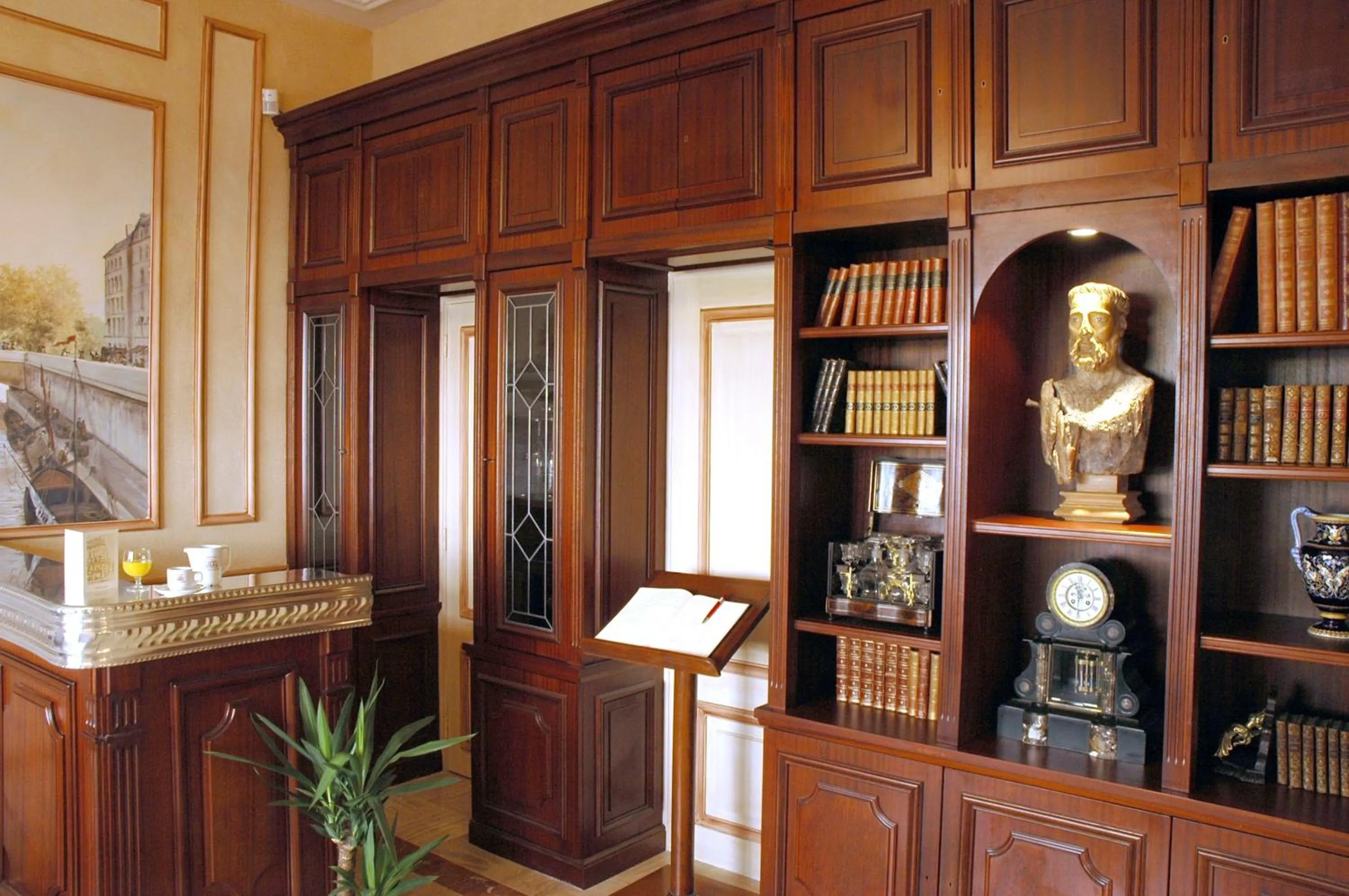 Library in Hotel & Spa Saint-Jacques