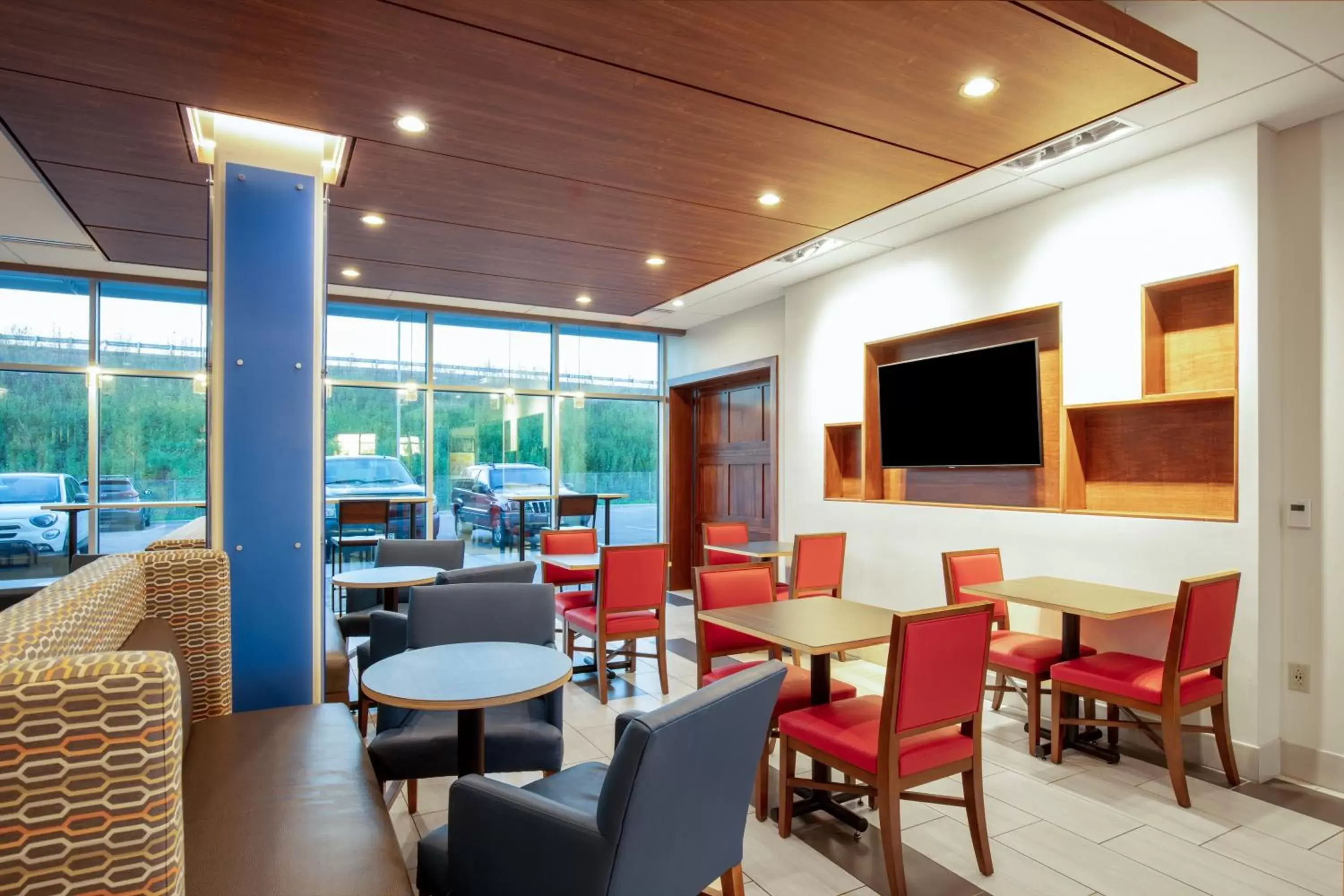 Breakfast, Restaurant/Places to Eat in Holiday Inn Express & Suites - Beloit, an IHG Hotel