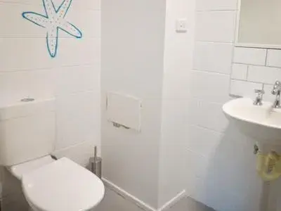 Bathroom in Port Douglas Backpackers
