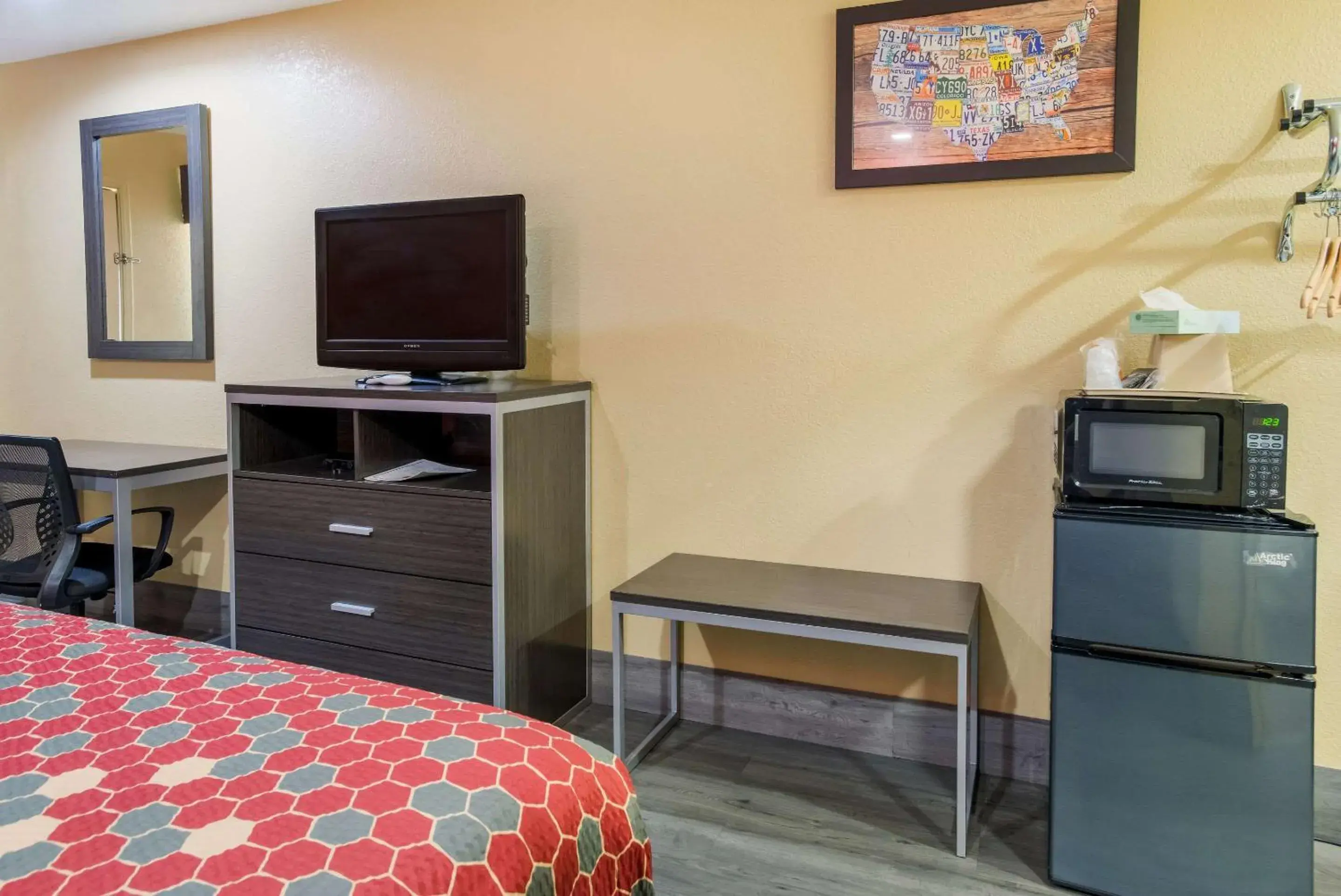 Bedroom, TV/Entertainment Center in Econo Lodge Lake Charles University Area
