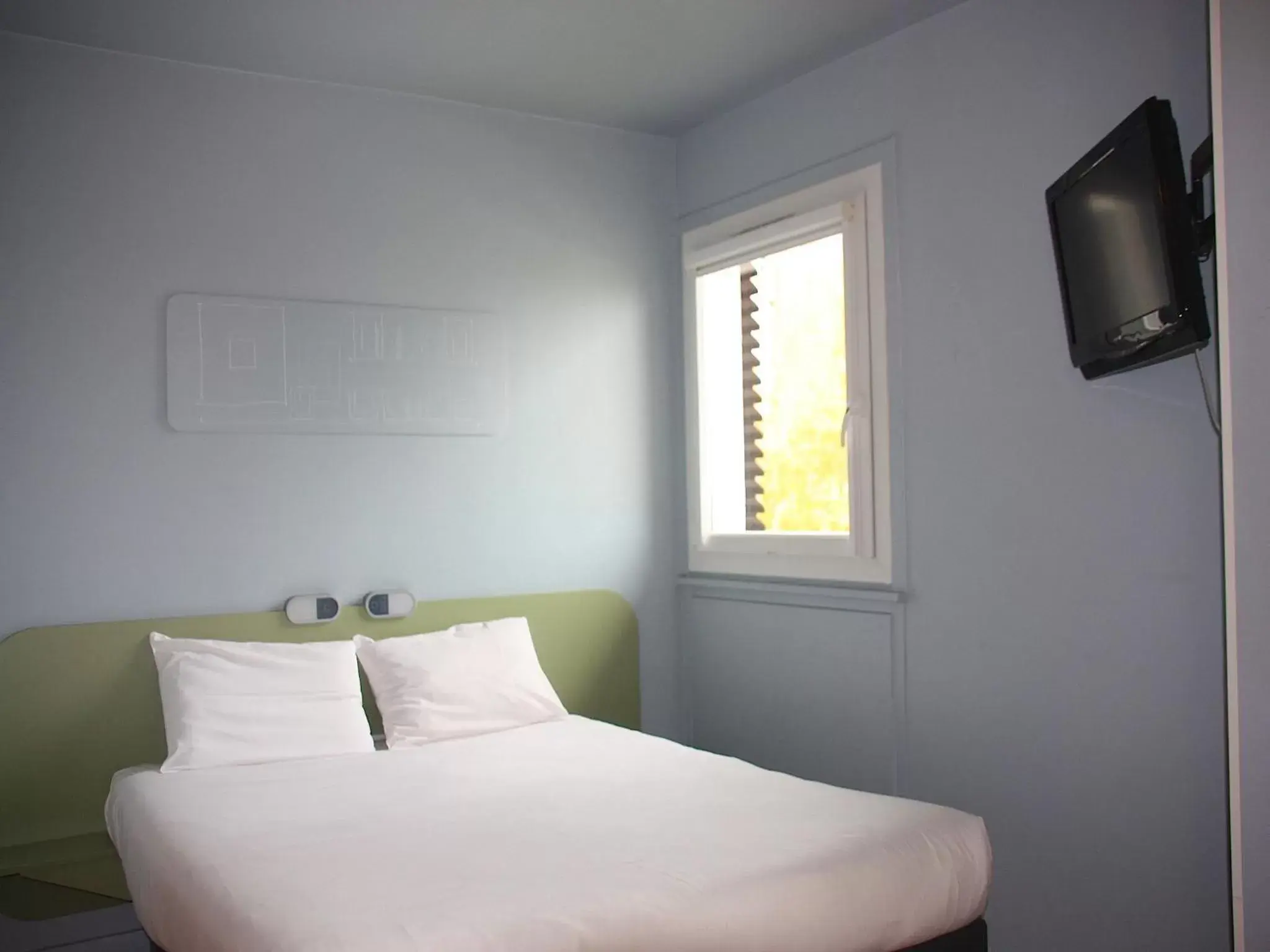 Photo of the whole room, Room Photo in ibis budget Thonon Les Bains