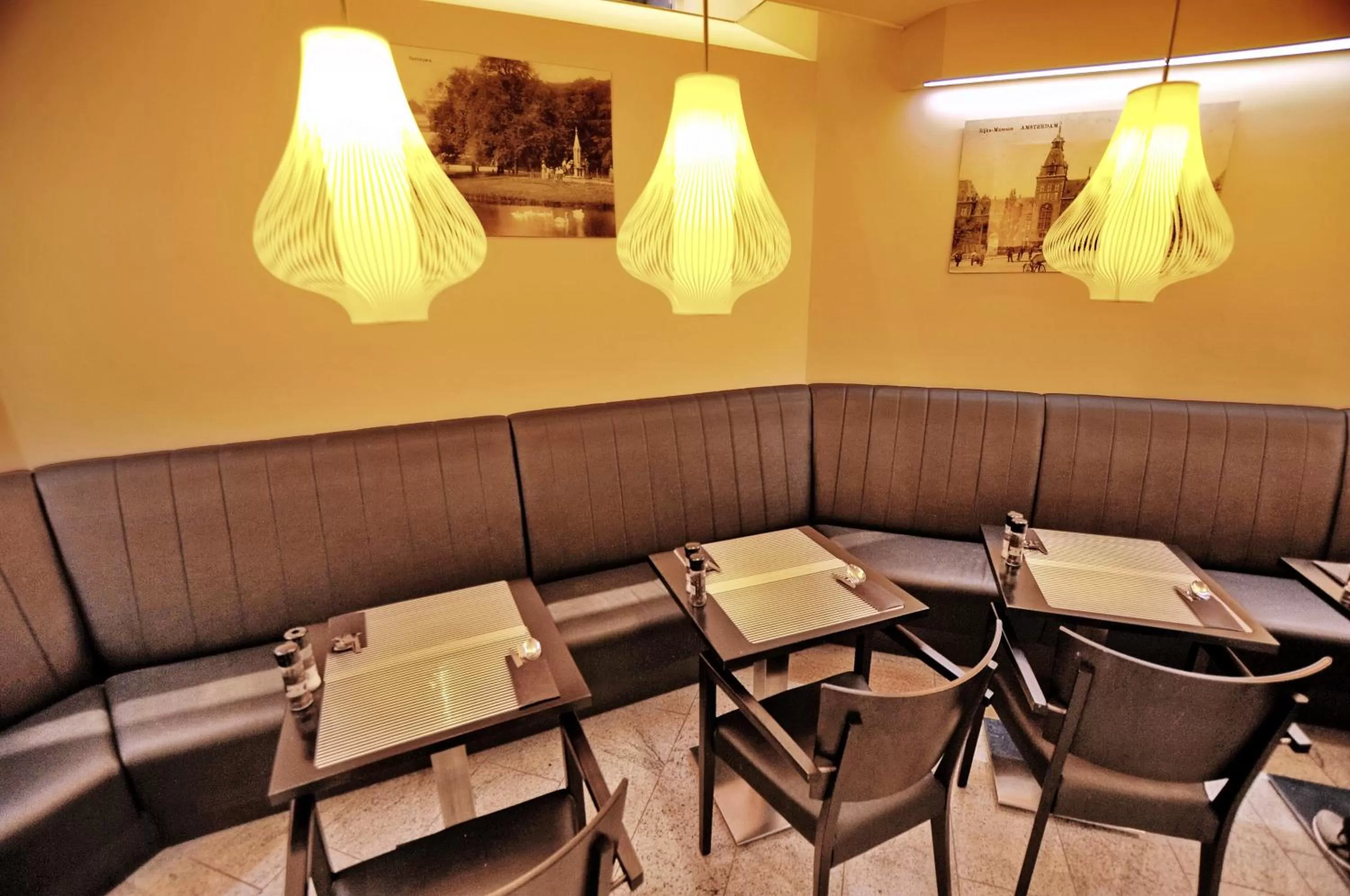 Restaurant/Places to Eat in Hotel Parkview