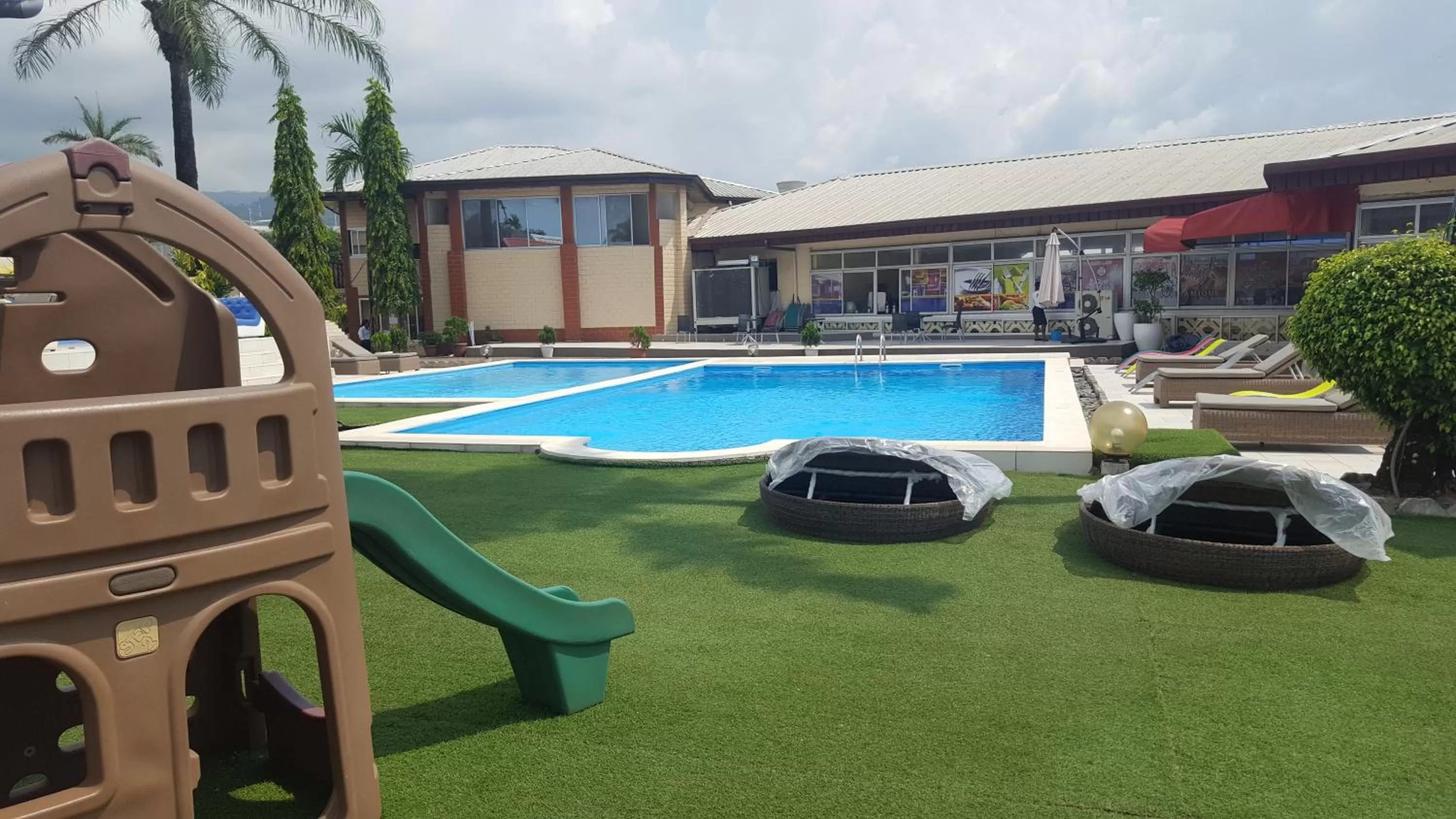 Swimming pool in Fini Hotel Bobende