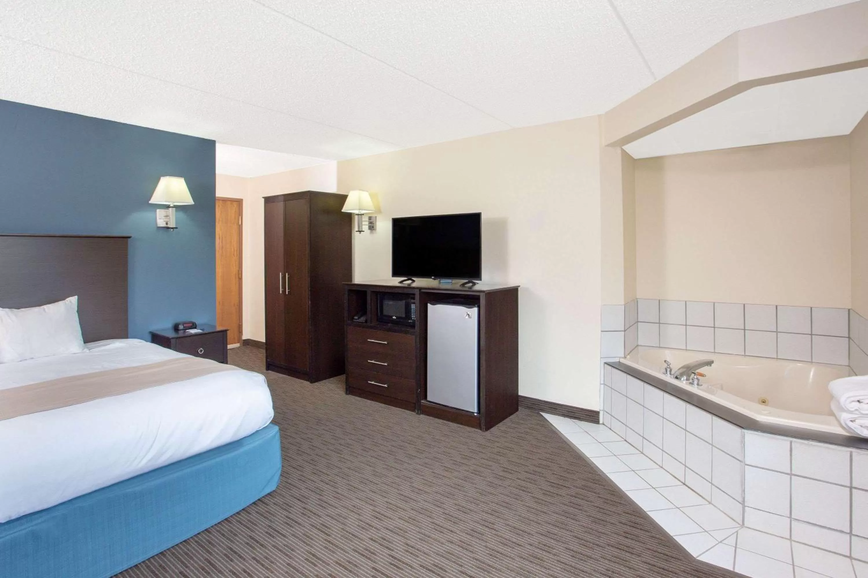 Photo of the whole room, Bed in AmericInn by Wyndham Green Bay West